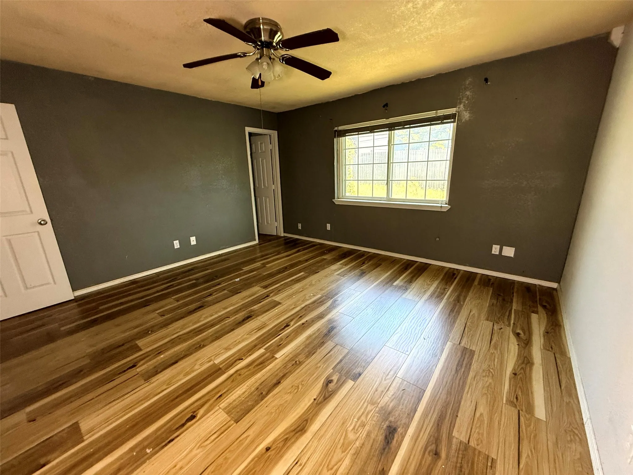 Single Family Residence For Sale in Tarrant County , 305 S Willow Street, Mansfield, Texas 76063, 3 Bedroom, 2 Bathroom, 2 Garage spaces, 1,403 Sqft, built in 1977, mls#21397096, Real Estate Agent in Mansfield, Homes For Sale in Tarrant county, Homes For Sale in Mansfield, Realtor in Mansfield Texas, Real Estate Brokerage Independent Realty Texas, Luminita Cordes Realtor