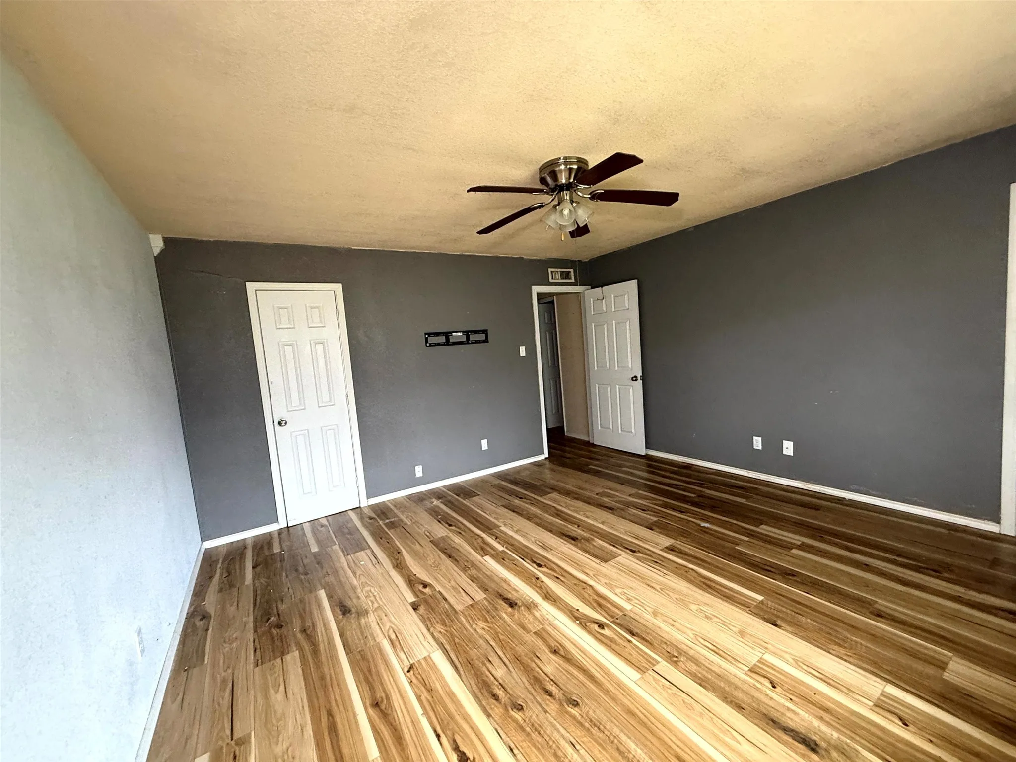 Single Family Residence For Sale in Tarrant County , 305 S Willow Street, Mansfield, Texas 76063, 3 Bedroom, 2 Bathroom, 2 Garage spaces, 1,403 Sqft, built in 1977, mls#21397096, Real Estate Agent in Mansfield, Homes For Sale in Tarrant county, Homes For Sale in Mansfield, Realtor in Mansfield Texas, Real Estate Brokerage Independent Realty Texas, Luminita Cordes Realtor