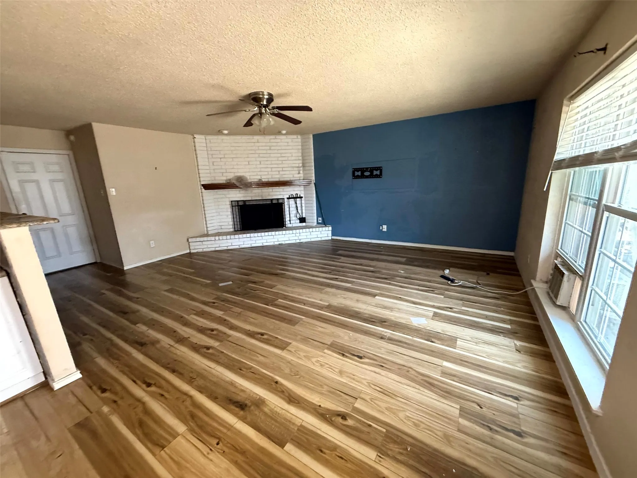 Single Family Residence For Sale in Tarrant County , 305 S Willow Street, Mansfield, Texas 76063, 3 Bedroom, 2 Bathroom, 2 Garage spaces, 1,403 Sqft, built in 1977, mls#21397096, Real Estate Agent in Mansfield, Homes For Sale in Tarrant county, Homes For Sale in Mansfield, Realtor in Mansfield Texas, Real Estate Brokerage Independent Realty Texas, Luminita Cordes Realtor