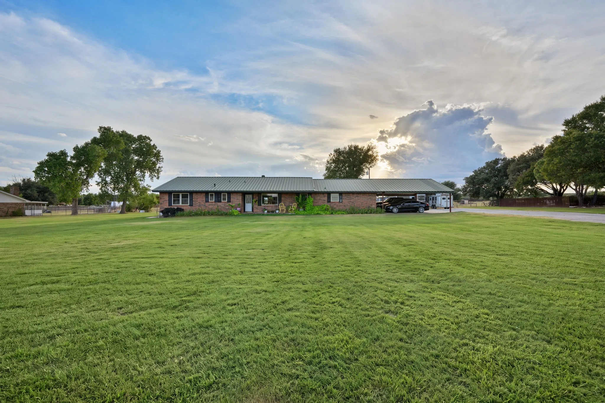 Single Family Residence For Sale in Erath County , 1270 County Road 437, Stephenville, Texas 76401, 4 Bedroom, 3 Bathroom, 2 Garage spaces, 3,280 Sqft, built in 1978, mls#21397059, Real Estate Agent in Stephenville, Homes For Sale in Erath county, Homes For Sale in Stephenville, Realtor in Stephenville Texas, Real Estate Brokerage Independent Realty Texas, Luminita Cordes Realtor