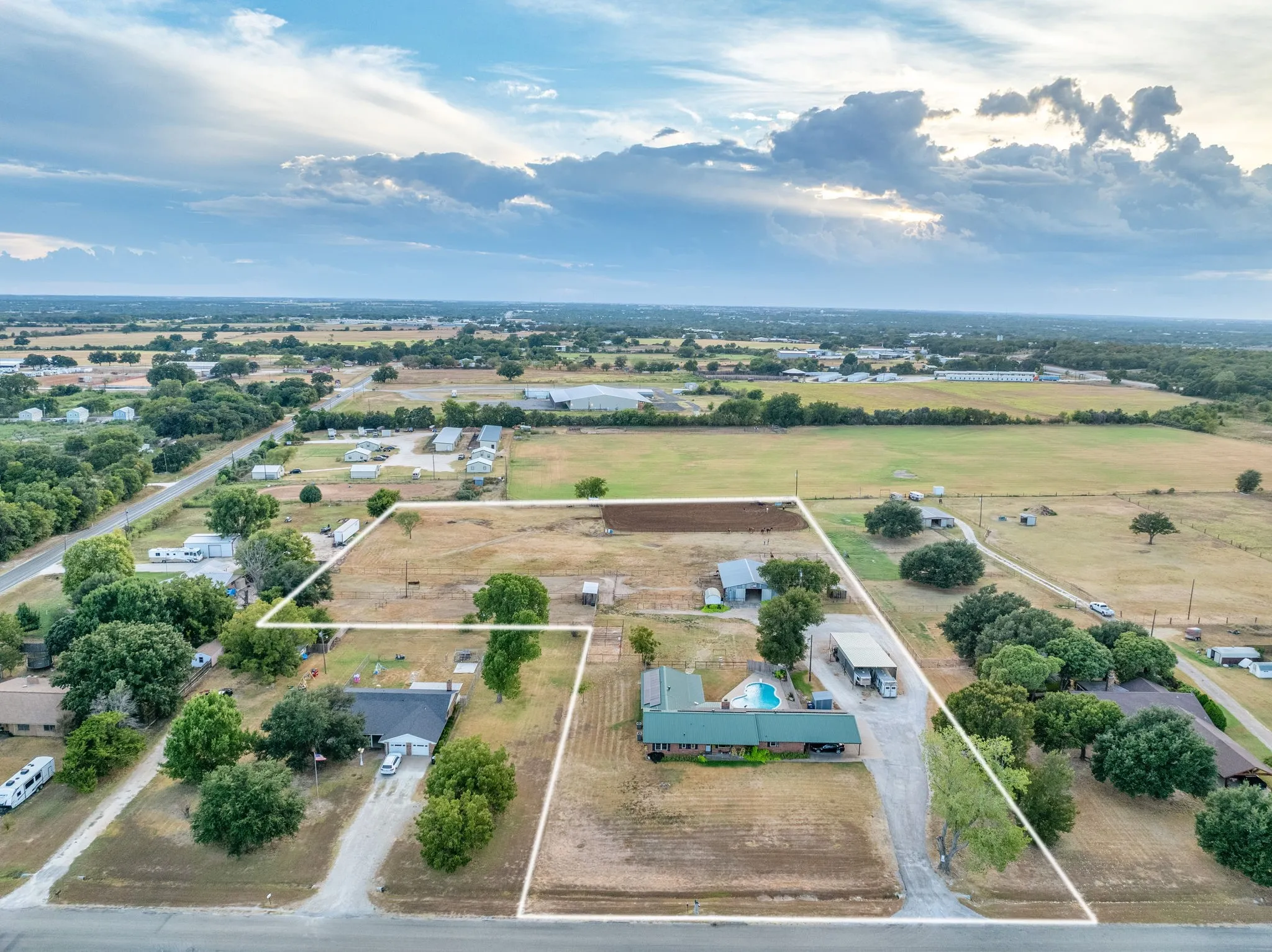 Single Family Residence For Sale in Erath County , 1270 County Road 437, Stephenville, Texas 76401, 4 Bedroom, 3 Bathroom, 2 Garage spaces, 3,280 Sqft, built in 1978, mls#21397059, Real Estate Agent in Stephenville, Homes For Sale in Erath county, Homes For Sale in Stephenville, Realtor in Stephenville Texas, Real Estate Brokerage Independent Realty Texas, Luminita Cordes Realtor
