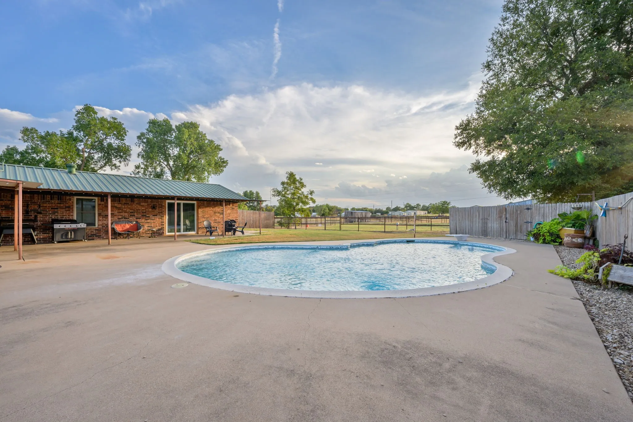 Single Family Residence For Sale in Erath County , 1270 County Road 437, Stephenville, Texas 76401, 4 Bedroom, 3 Bathroom, 2 Garage spaces, 3,280 Sqft, built in 1978, mls#21397059, Real Estate Agent in Stephenville, Homes For Sale in Erath county, Homes For Sale in Stephenville, Realtor in Stephenville Texas, Real Estate Brokerage Independent Realty Texas, Luminita Cordes Realtor