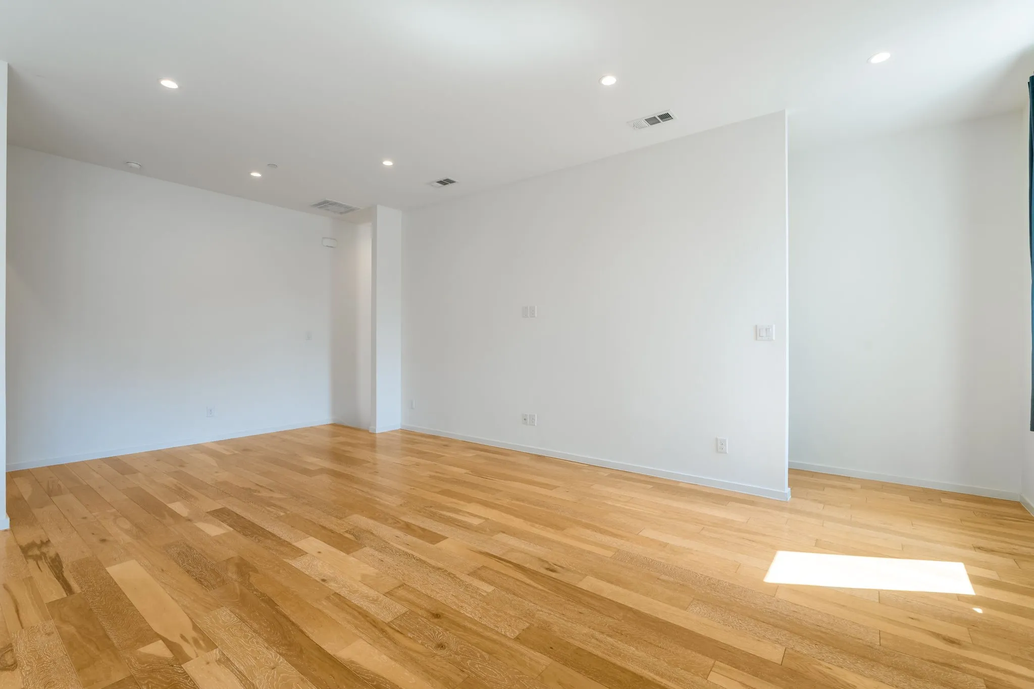 Condominium For Rent in Dallas County , 3812 San Jacinto Street 203, Dallas, Texas 75204, 2 Bedroom, 3 Bathroom, 2 Garage spaces, 1,479 Sqft, built in 2020, mls#21397105, Real Estate Agent in Dallas, Homes For Rent in Dallas county, Homes For Rent in Dallas, Realtor in Dallas Texas, Real Estate Brokerage Independent Realty Texas, Luminita Cordes Realtor