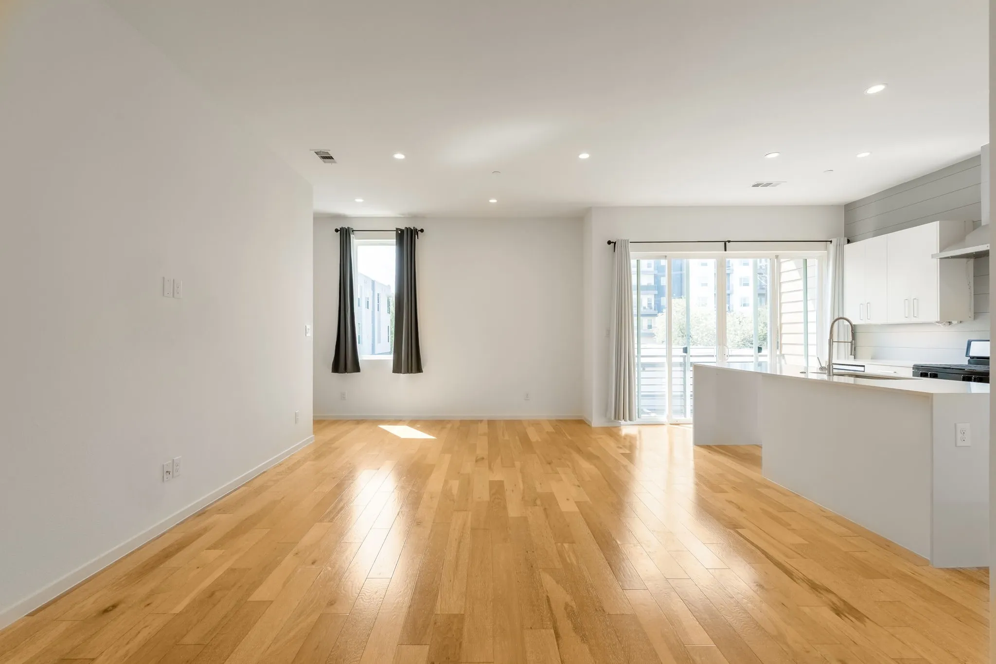 Condominium For Rent in Dallas County , 3812 San Jacinto Street 203, Dallas, Texas 75204, 2 Bedroom, 3 Bathroom, 2 Garage spaces, 1,479 Sqft, built in 2020, mls#21397105, Real Estate Agent in Dallas, Homes For Rent in Dallas county, Homes For Rent in Dallas, Realtor in Dallas Texas, Real Estate Brokerage Independent Realty Texas, Luminita Cordes Realtor