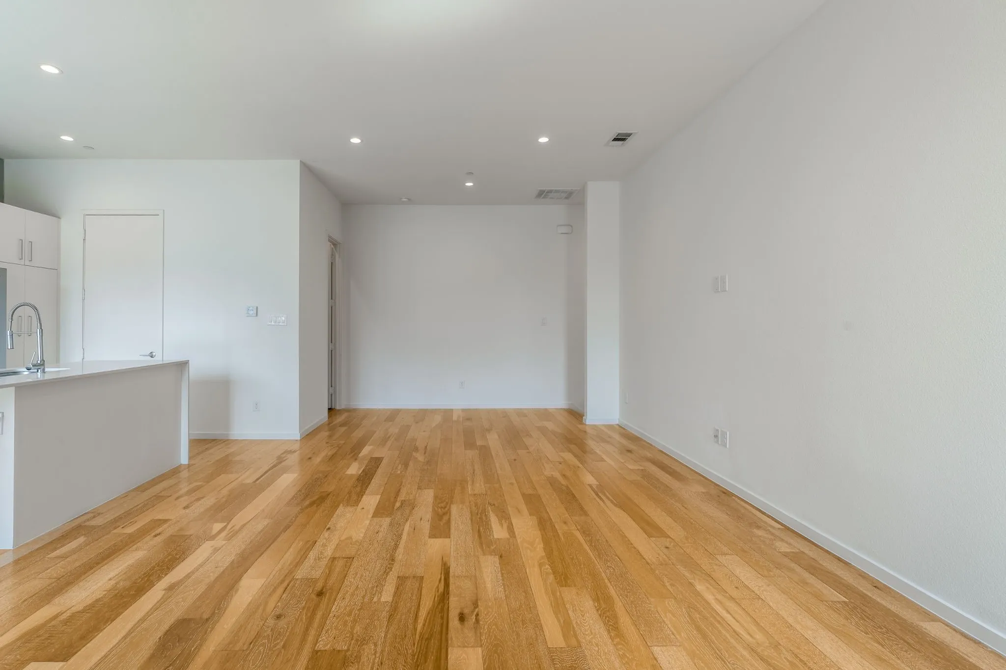 Condominium For Rent in Dallas County , 3812 San Jacinto Street 203, Dallas, Texas 75204, 2 Bedroom, 3 Bathroom, 2 Garage spaces, 1,479 Sqft, built in 2020, mls#21397105, Real Estate Agent in Dallas, Homes For Rent in Dallas county, Homes For Rent in Dallas, Realtor in Dallas Texas, Real Estate Brokerage Independent Realty Texas, Luminita Cordes Realtor