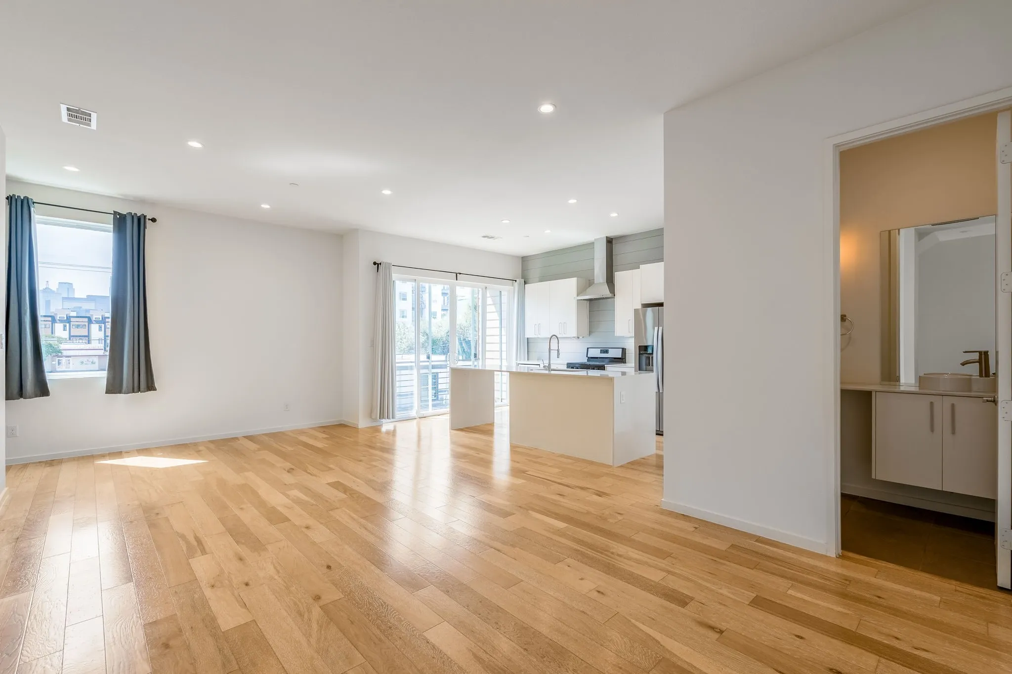 Condominium For Rent in Dallas County , 3812 San Jacinto Street 203, Dallas, Texas 75204, 2 Bedroom, 3 Bathroom, 2 Garage spaces, 1,479 Sqft, built in 2020, mls#21397105, Real Estate Agent in Dallas, Homes For Rent in Dallas county, Homes For Rent in Dallas, Realtor in Dallas Texas, Real Estate Brokerage Independent Realty Texas, Luminita Cordes Realtor