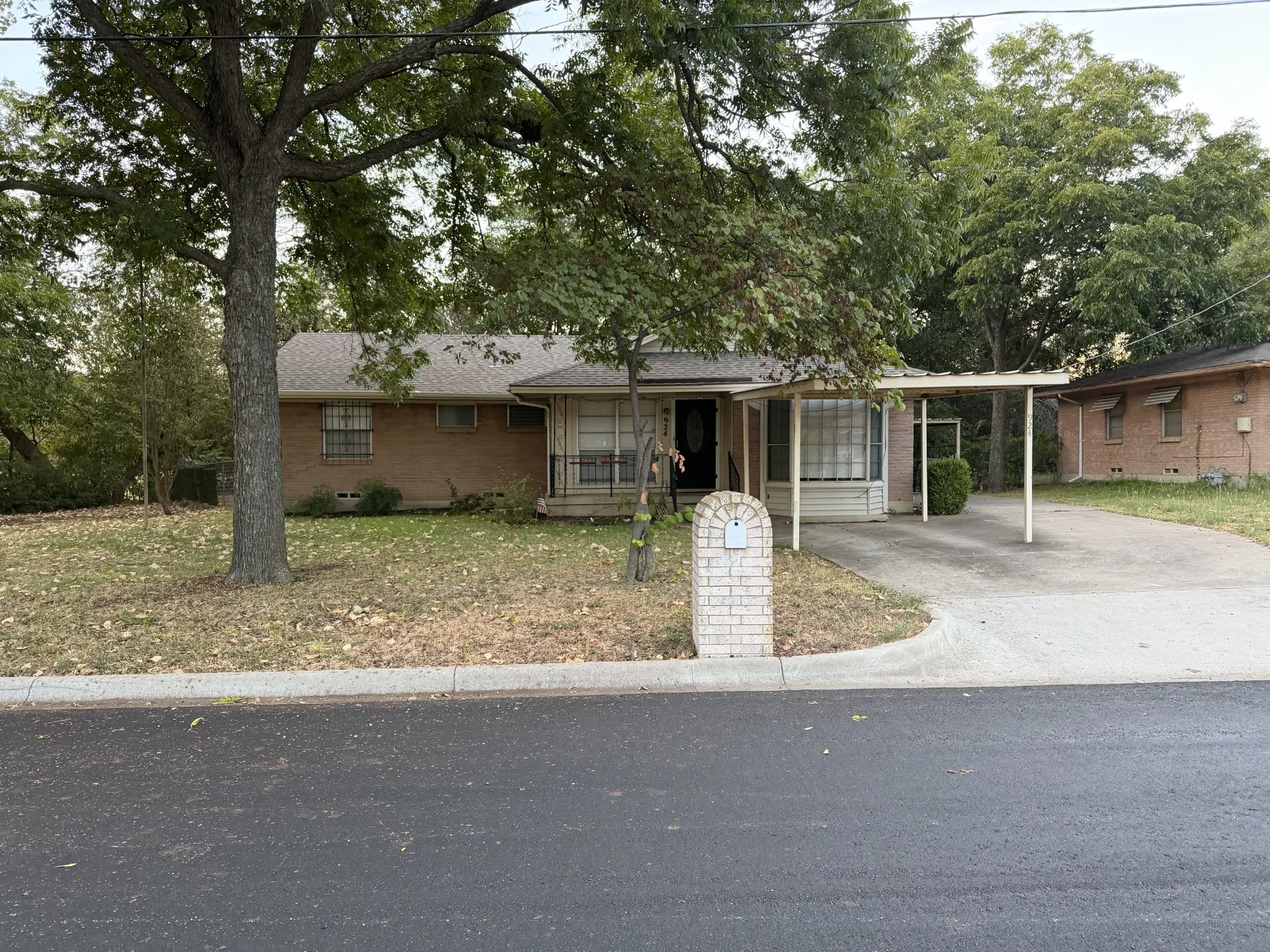 Single Family Residence For Sale in Denton County , 924 Monterey Drive, Denton, Texas 76209, 3 Bedroom, 2 Bathroom, Garage spaces, 1,123 Sqft, built in 1965, mls#21393517, Real Estate Agent in Denton, Homes For Sale in Denton county, Homes For Sale in Denton, Realtor in Denton Texas, Real Estate Brokerage Independent Realty Texas, Luminita Cordes Realtor