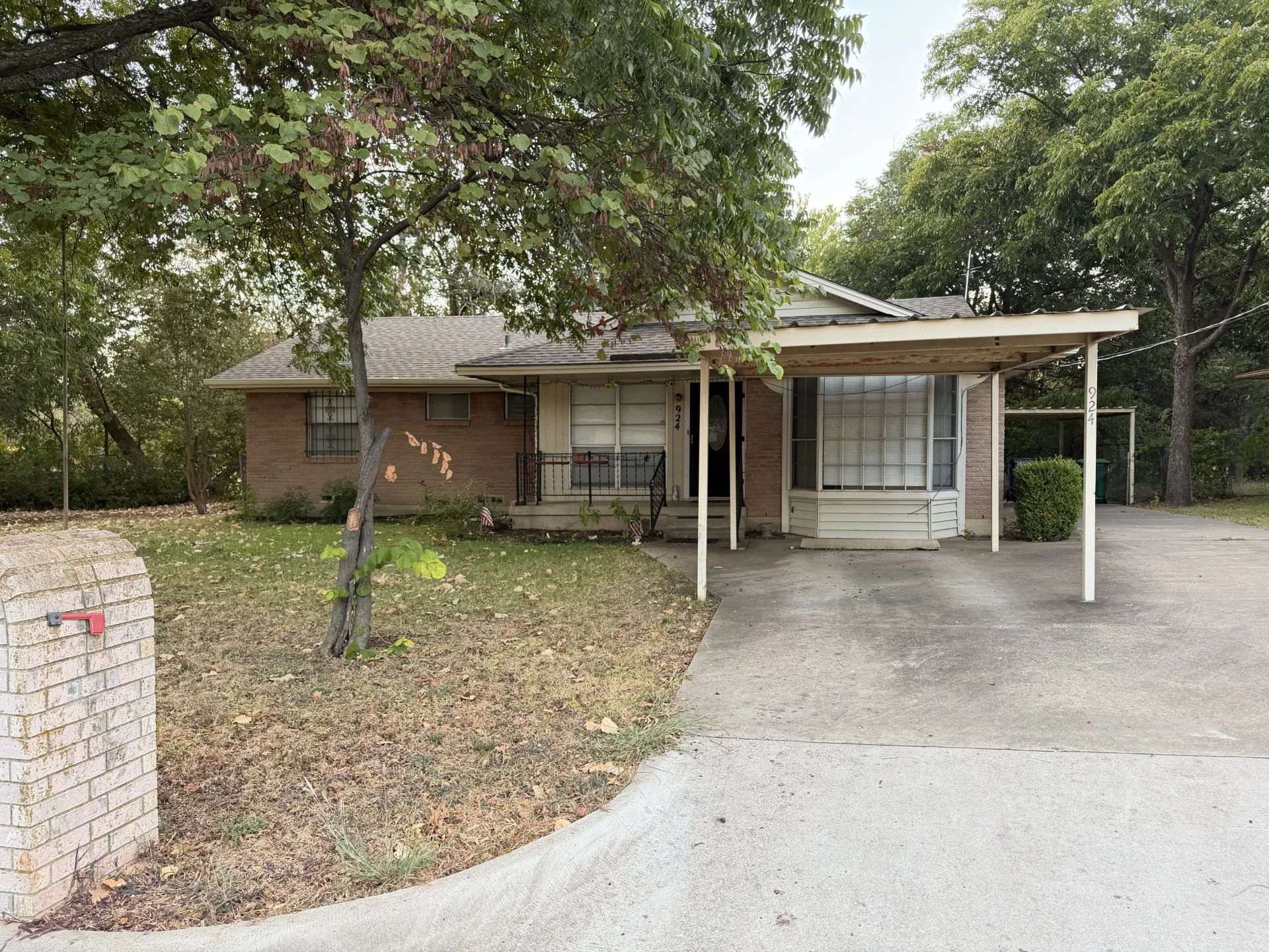 Single Family Residence For Sale in Denton County , 924 Monterey Drive, Denton, Texas 76209, 3 Bedroom, 2 Bathroom, Garage spaces, 1,123 Sqft, built in 1965, mls#21393517, Real Estate Agent in Denton, Homes For Sale in Denton county, Homes For Sale in Denton, Realtor in Denton Texas, Real Estate Brokerage Independent Realty Texas, Luminita Cordes Realtor