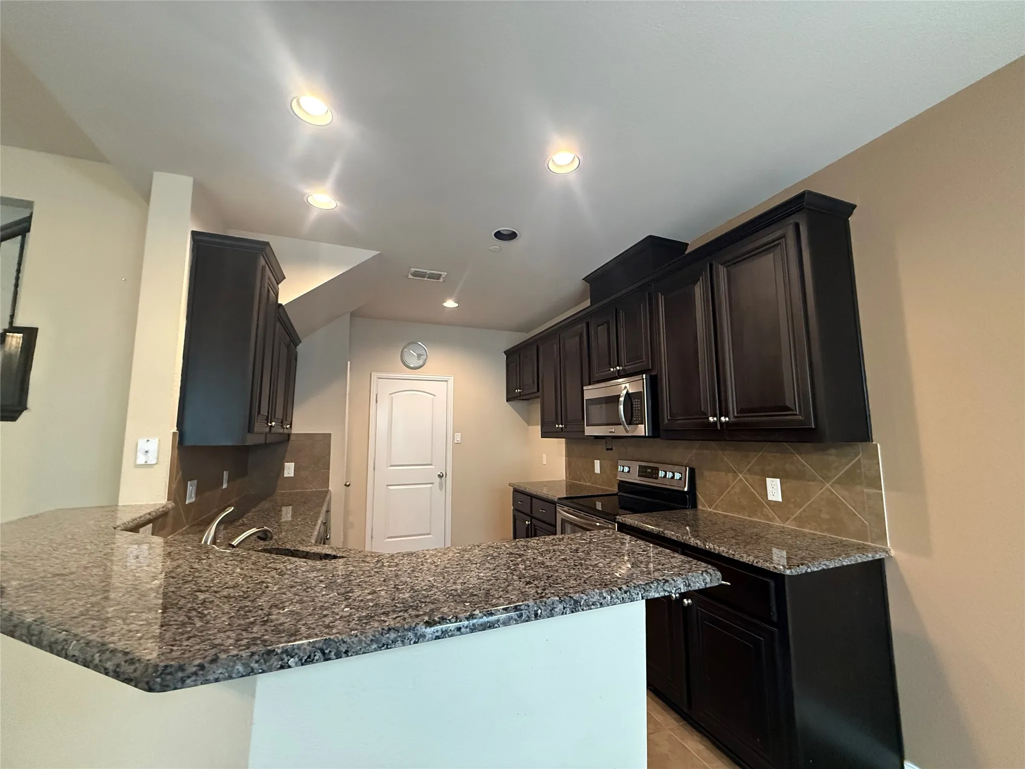 Townhouse For Rent in Denton County , 217 Barrington Lane, Lewisville, Texas 75067, 3 Bedroom, 3 Bathroom, 2 Garage spaces, 1,666 Sqft, built in 2014, mls#21397045, Real Estate Agent in Lewisville, Homes For Rent in Denton county, Homes For Rent in Lewisville, Realtor in Lewisville Texas, Real Estate Brokerage Independent Realty Texas, Luminita Cordes Realtor