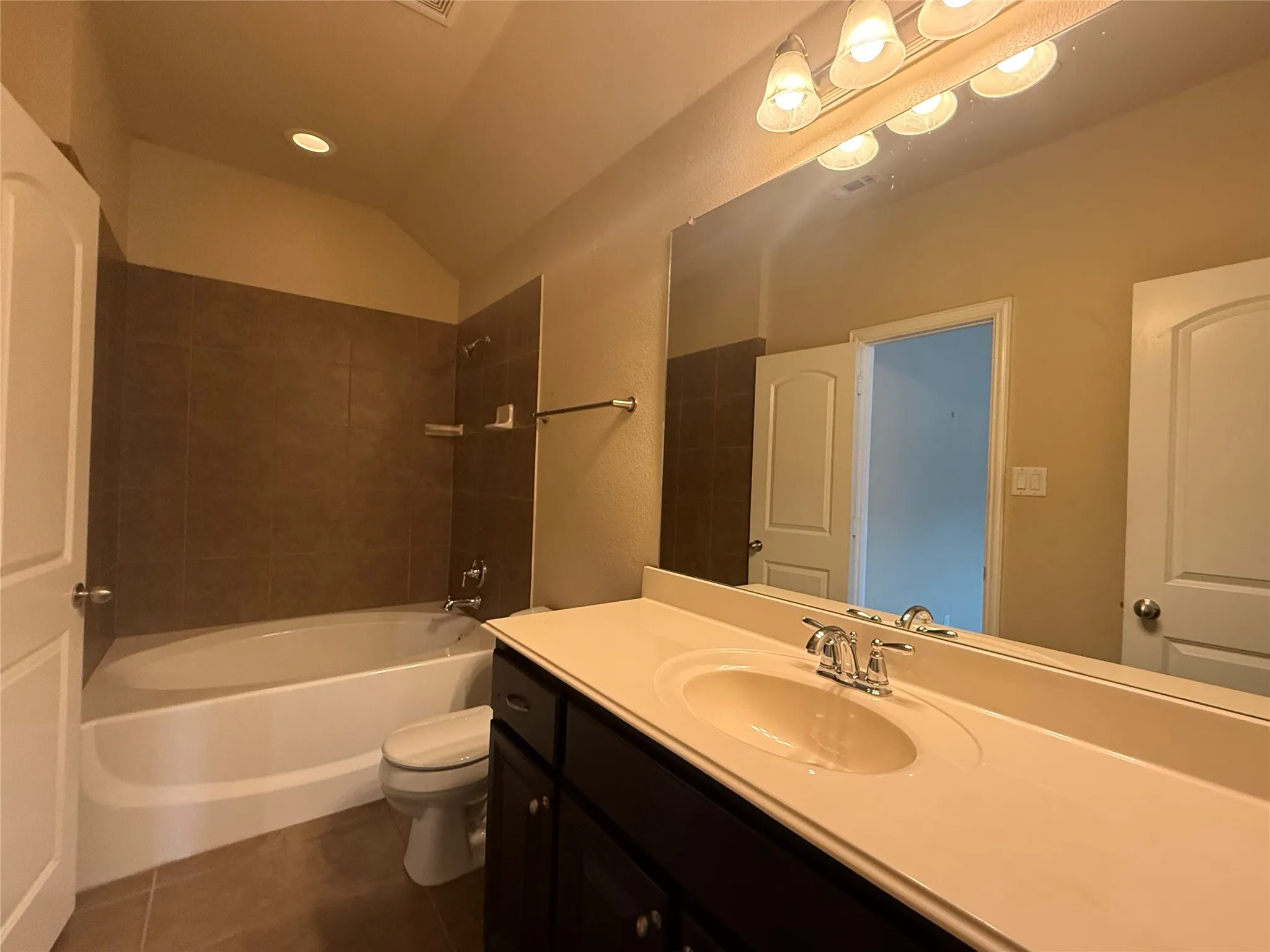 Townhouse For Rent in Denton County , 217 Barrington Lane, Lewisville, Texas 75067, 3 Bedroom, 3 Bathroom, 2 Garage spaces, 1,666 Sqft, built in 2014, mls#21397045, Real Estate Agent in Lewisville, Homes For Rent in Denton county, Homes For Rent in Lewisville, Realtor in Lewisville Texas, Real Estate Brokerage Independent Realty Texas, Luminita Cordes Realtor