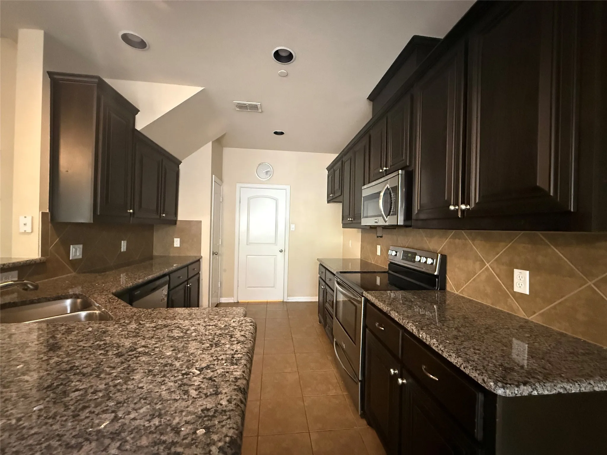 Townhouse For Rent in Denton County , 217 Barrington Lane, Lewisville, Texas 75067, 3 Bedroom, 3 Bathroom, 2 Garage spaces, 1,666 Sqft, built in 2014, mls#21397045, Real Estate Agent in Lewisville, Homes For Rent in Denton county, Homes For Rent in Lewisville, Realtor in Lewisville Texas, Real Estate Brokerage Independent Realty Texas, Luminita Cordes Realtor