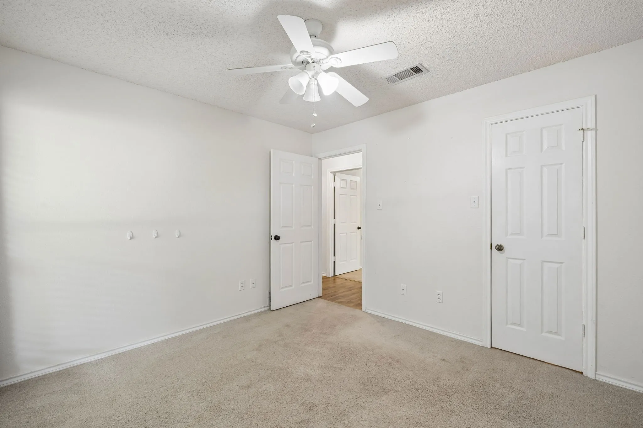 Single Family Residence For Sale in Dallas County , 3702 Elmcrest Circle, Garland, Texas 75040, 3 Bedroom, 2 Bathroom, 2 Garage spaces, 2,118 Sqft, built in 1983, mls#21397120, Real Estate Agent in Garland, Homes For Sale in Dallas county, Homes For Sale in Garland, Realtor in Garland Texas, Real Estate Brokerage Independent Realty Texas, Luminita Cordes Realtor