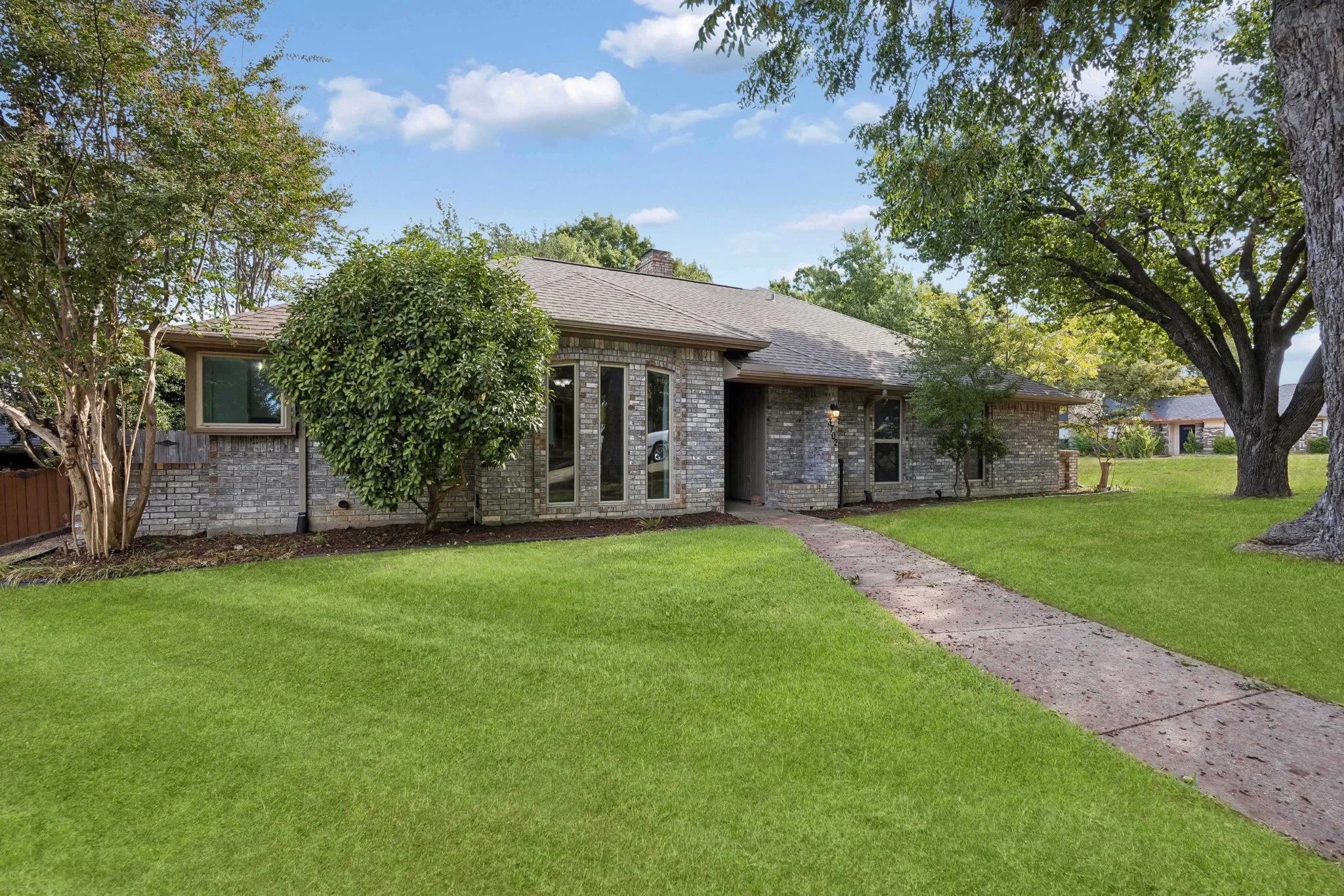 Single Family Residence For Sale in Dallas County , 3702 Elmcrest Circle, Garland, Texas 75040, 3 Bedroom, 2 Bathroom, 2 Garage spaces, 2,118 Sqft, built in 1983, mls#21397120, Real Estate Agent in Garland, Homes For Sale in Dallas county, Homes For Sale in Garland, Realtor in Garland Texas, Real Estate Brokerage Independent Realty Texas, Luminita Cordes Realtor
