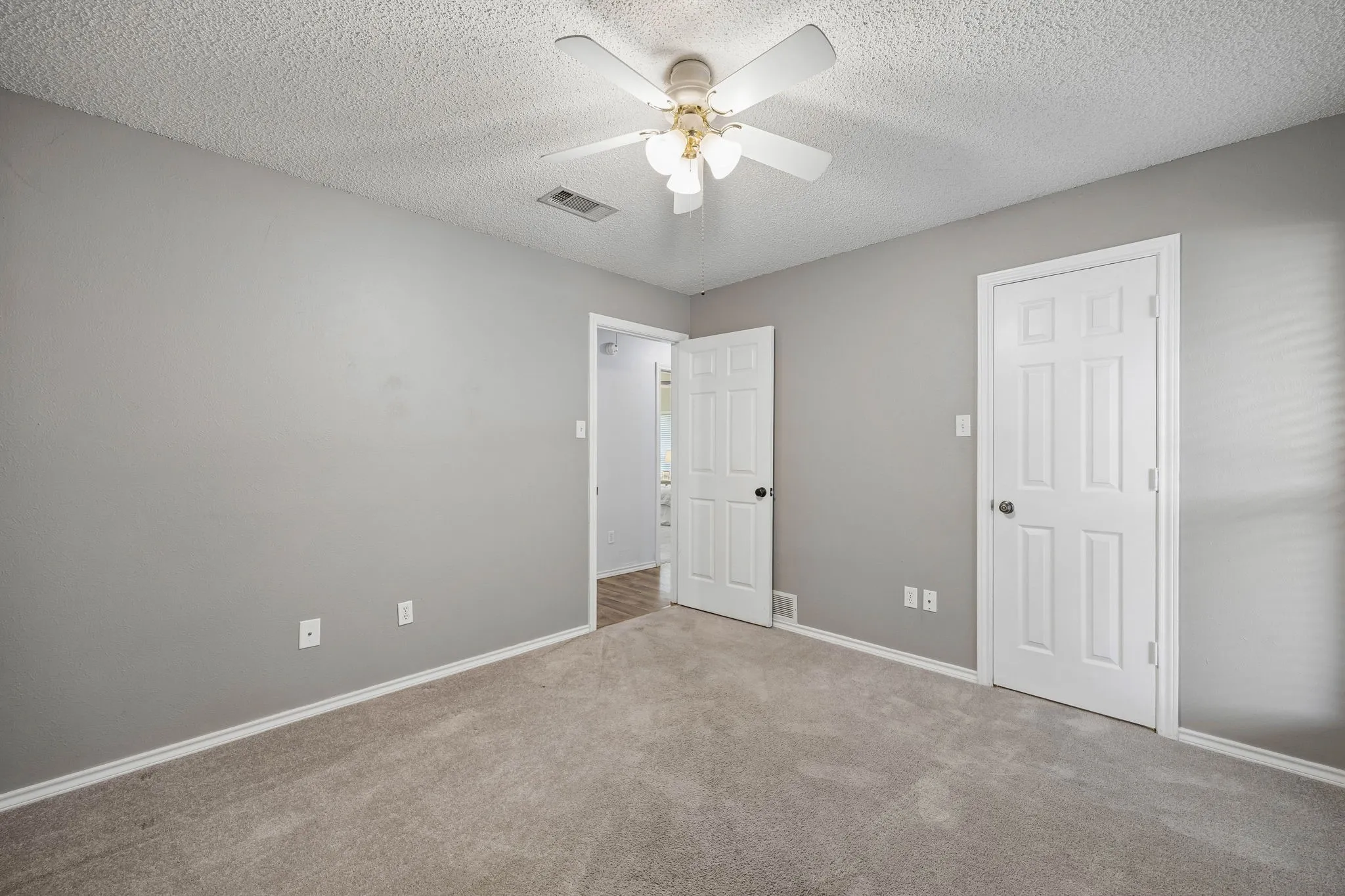 Single Family Residence For Sale in Dallas County , 3702 Elmcrest Circle, Garland, Texas 75040, 3 Bedroom, 2 Bathroom, 2 Garage spaces, 2,118 Sqft, built in 1983, mls#21397120, Real Estate Agent in Garland, Homes For Sale in Dallas county, Homes For Sale in Garland, Realtor in Garland Texas, Real Estate Brokerage Independent Realty Texas, Luminita Cordes Realtor