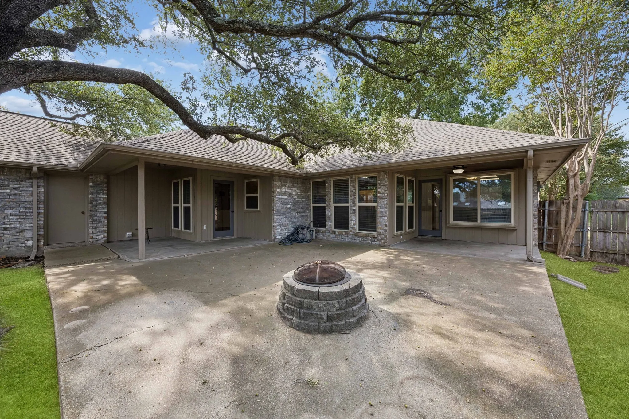 Single Family Residence For Sale in Dallas County , 3702 Elmcrest Circle, Garland, Texas 75040, 3 Bedroom, 2 Bathroom, 2 Garage spaces, 2,118 Sqft, built in 1983, mls#21397120, Real Estate Agent in Garland, Homes For Sale in Dallas county, Homes For Sale in Garland, Realtor in Garland Texas, Real Estate Brokerage Independent Realty Texas, Luminita Cordes Realtor