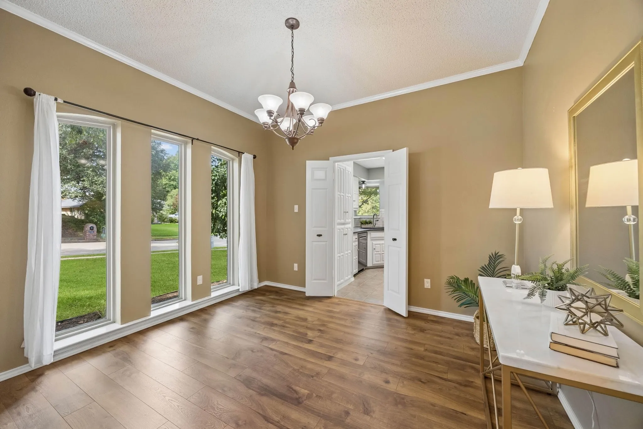 Single Family Residence For Sale in Dallas County , 3702 Elmcrest Circle, Garland, Texas 75040, 3 Bedroom, 2 Bathroom, 2 Garage spaces, 2,118 Sqft, built in 1983, mls#21397120, Real Estate Agent in Garland, Homes For Sale in Dallas county, Homes For Sale in Garland, Realtor in Garland Texas, Real Estate Brokerage Independent Realty Texas, Luminita Cordes Realtor
