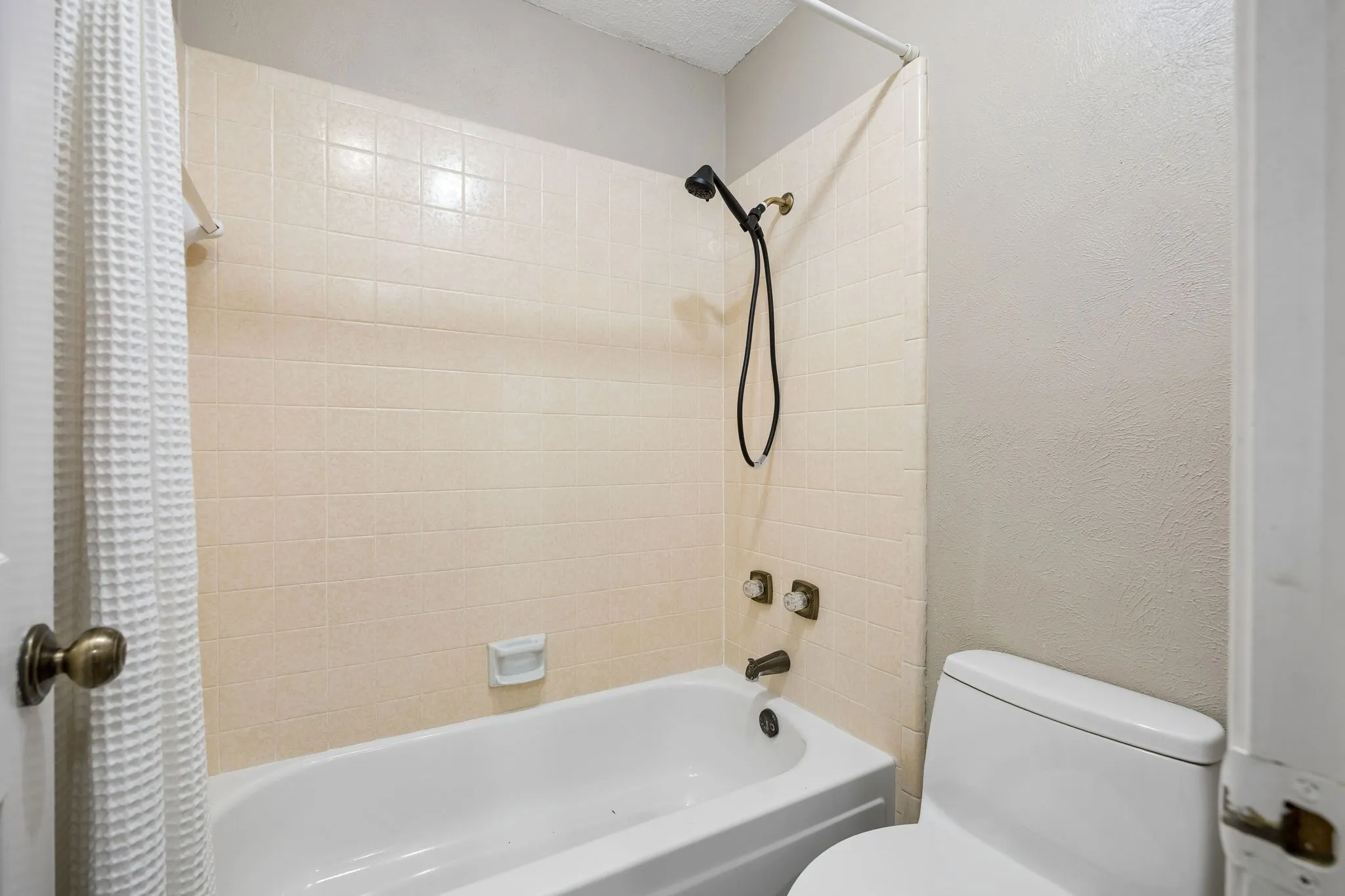 Single Family Residence For Sale in Dallas County , 3702 Elmcrest Circle, Garland, Texas 75040, 3 Bedroom, 2 Bathroom, 2 Garage spaces, 2,118 Sqft, built in 1983, mls#21397120, Real Estate Agent in Garland, Homes For Sale in Dallas county, Homes For Sale in Garland, Realtor in Garland Texas, Real Estate Brokerage Independent Realty Texas, Luminita Cordes Realtor