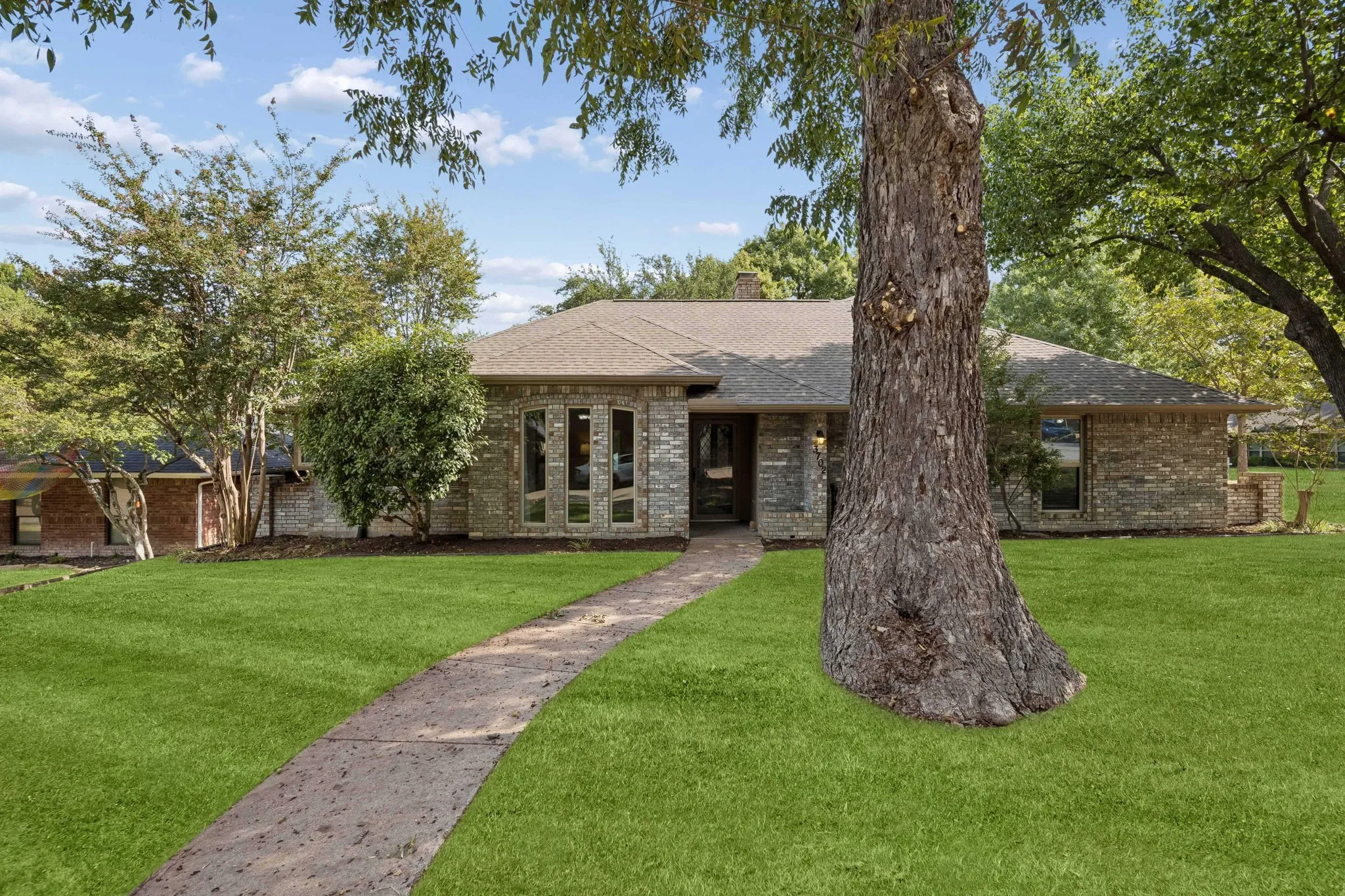 Single Family Residence For Sale in Dallas County , 3702 Elmcrest Circle, Garland, Texas 75040, 3 Bedroom, 2 Bathroom, 2 Garage spaces, 2,118 Sqft, built in 1983, mls#21397120, Real Estate Agent in Garland, Homes For Sale in Dallas county, Homes For Sale in Garland, Realtor in Garland Texas, Real Estate Brokerage Independent Realty Texas, Luminita Cordes Realtor