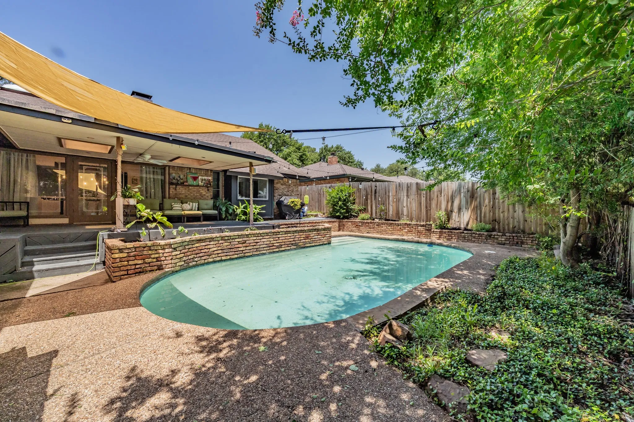 Single Family Residence For Sale in Tarrant County , 2211 Midhurst Drive, Arlington, Texas 76013, 4 Bedroom, 3 Bathroom, 1 Garage spaces, 2,953 Sqft, built in 1973, mls#21397128, Real Estate Agent in Arlington, Homes For Sale in Tarrant county, Homes For Sale in Arlington, Realtor in Arlington Texas, Real Estate Brokerage Independent Realty Texas, Luminita Cordes Realtor