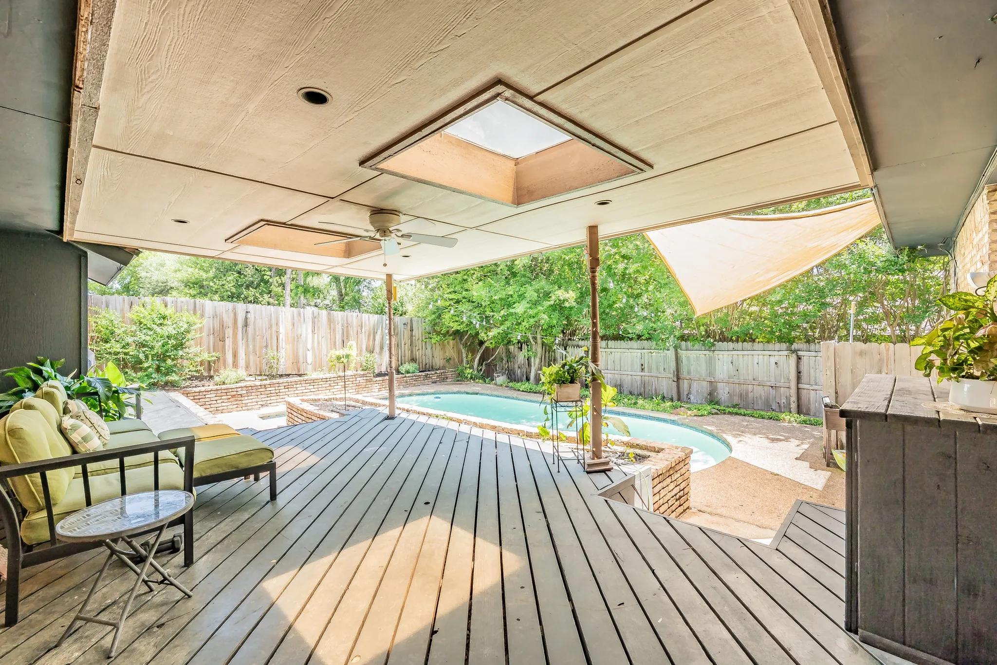 Single Family Residence For Sale in Tarrant County , 2211 Midhurst Drive, Arlington, Texas 76013, 4 Bedroom, 3 Bathroom, 1 Garage spaces, 2,953 Sqft, built in 1973, mls#21397128, Real Estate Agent in Arlington, Homes For Sale in Tarrant county, Homes For Sale in Arlington, Realtor in Arlington Texas, Real Estate Brokerage Independent Realty Texas, Luminita Cordes Realtor