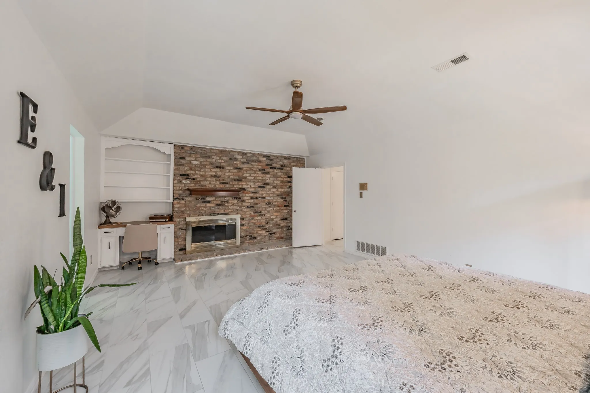 Single Family Residence For Sale in Tarrant County , 2211 Midhurst Drive, Arlington, Texas 76013, 4 Bedroom, 3 Bathroom, 1 Garage spaces, 2,953 Sqft, built in 1973, mls#21397128, Real Estate Agent in Arlington, Homes For Sale in Tarrant county, Homes For Sale in Arlington, Realtor in Arlington Texas, Real Estate Brokerage Independent Realty Texas, Luminita Cordes Realtor