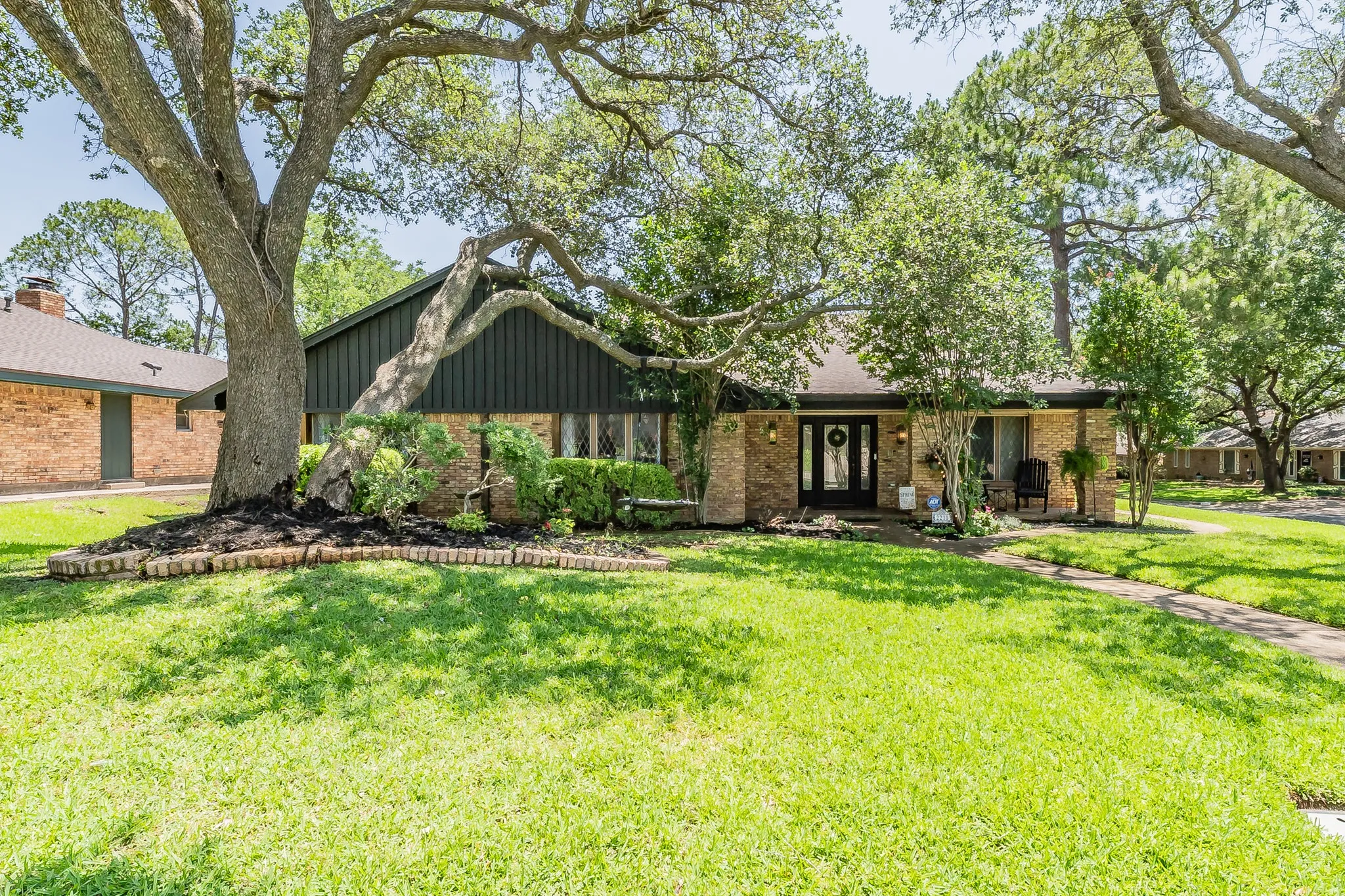 Single Family Residence For Sale in Tarrant County , 2211 Midhurst Drive, Arlington, Texas 76013, 4 Bedroom, 3 Bathroom, 1 Garage spaces, 2,953 Sqft, built in 1973, mls#21397128, Real Estate Agent in Arlington, Homes For Sale in Tarrant county, Homes For Sale in Arlington, Realtor in Arlington Texas, Real Estate Brokerage Independent Realty Texas, Luminita Cordes Realtor