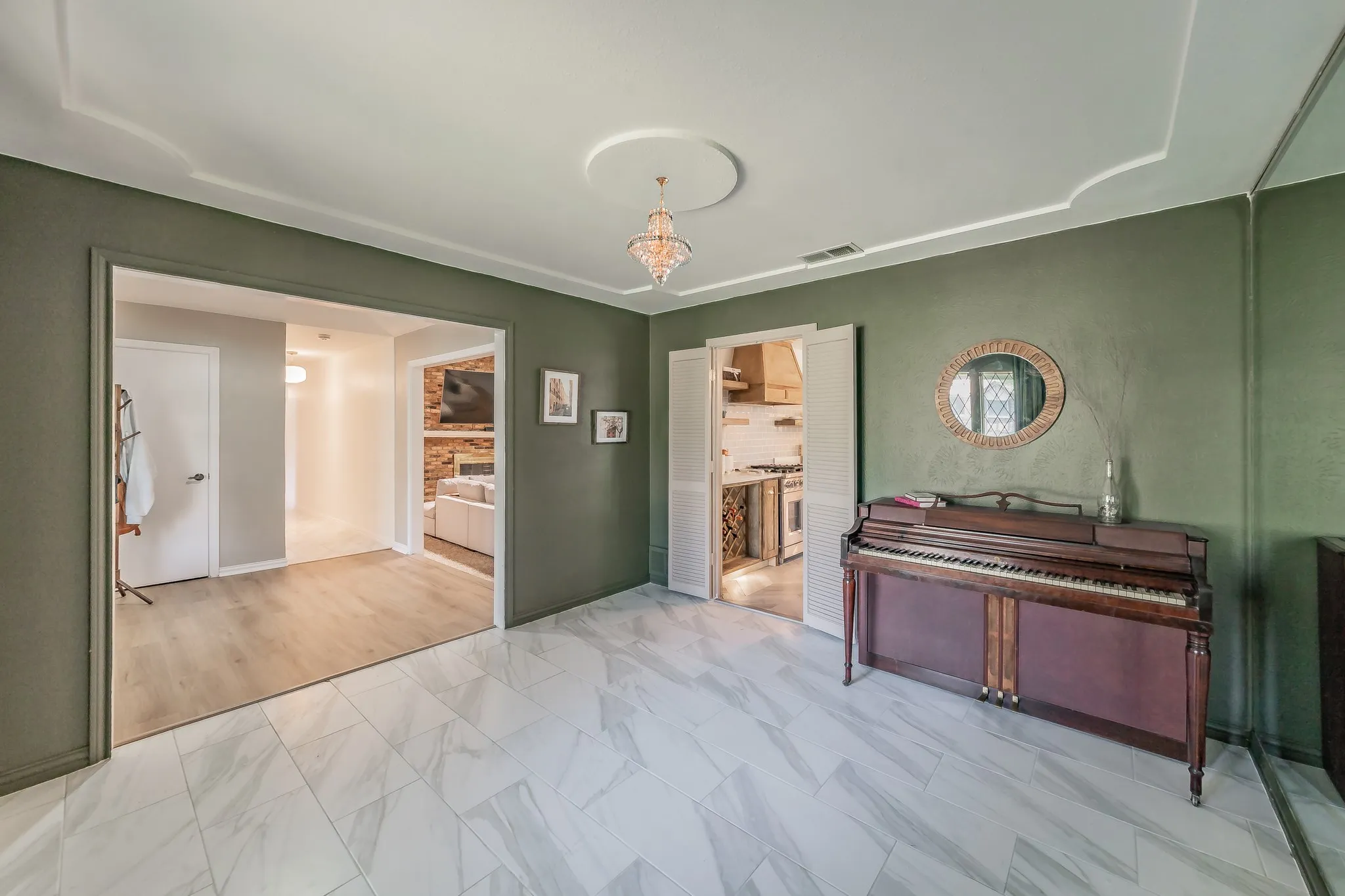 Single Family Residence For Sale in Tarrant County , 2211 Midhurst Drive, Arlington, Texas 76013, 4 Bedroom, 3 Bathroom, 1 Garage spaces, 2,953 Sqft, built in 1973, mls#21397128, Real Estate Agent in Arlington, Homes For Sale in Tarrant county, Homes For Sale in Arlington, Realtor in Arlington Texas, Real Estate Brokerage Independent Realty Texas, Luminita Cordes Realtor