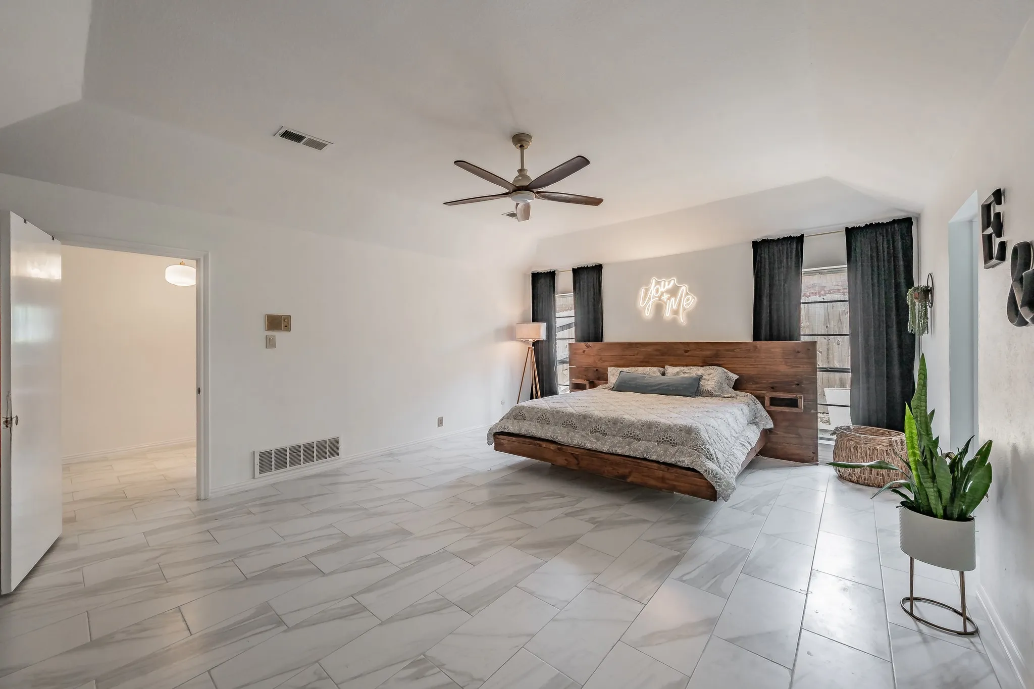 Single Family Residence For Sale in Tarrant County , 2211 Midhurst Drive, Arlington, Texas 76013, 4 Bedroom, 3 Bathroom, 1 Garage spaces, 2,953 Sqft, built in 1973, mls#21397128, Real Estate Agent in Arlington, Homes For Sale in Tarrant county, Homes For Sale in Arlington, Realtor in Arlington Texas, Real Estate Brokerage Independent Realty Texas, Luminita Cordes Realtor