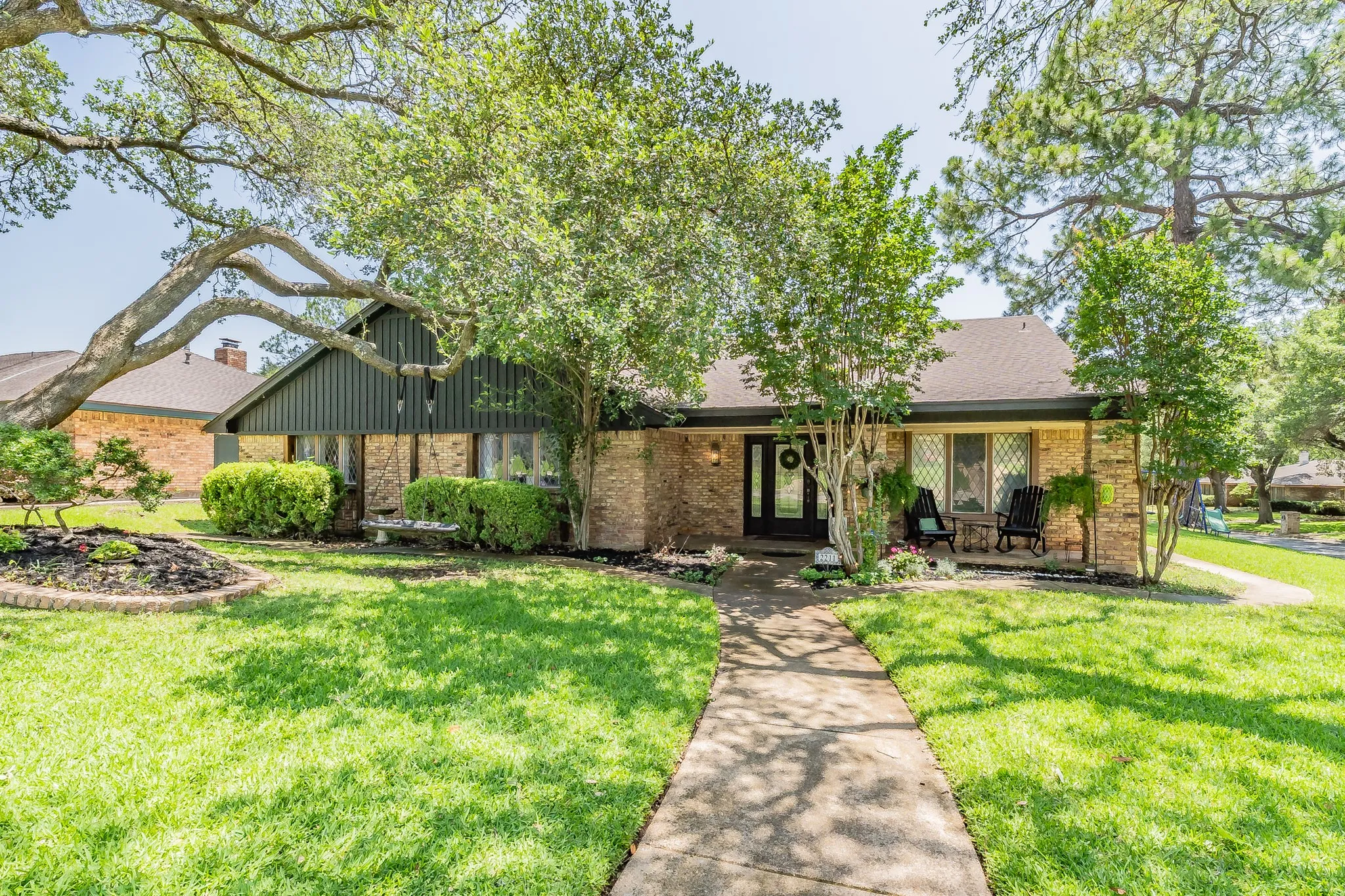 Single Family Residence For Sale in Tarrant County , 2211 Midhurst Drive, Arlington, Texas 76013, 4 Bedroom, 3 Bathroom, 1 Garage spaces, 2,953 Sqft, built in 1973, mls#21397128, Real Estate Agent in Arlington, Homes For Sale in Tarrant county, Homes For Sale in Arlington, Realtor in Arlington Texas, Real Estate Brokerage Independent Realty Texas, Luminita Cordes Realtor