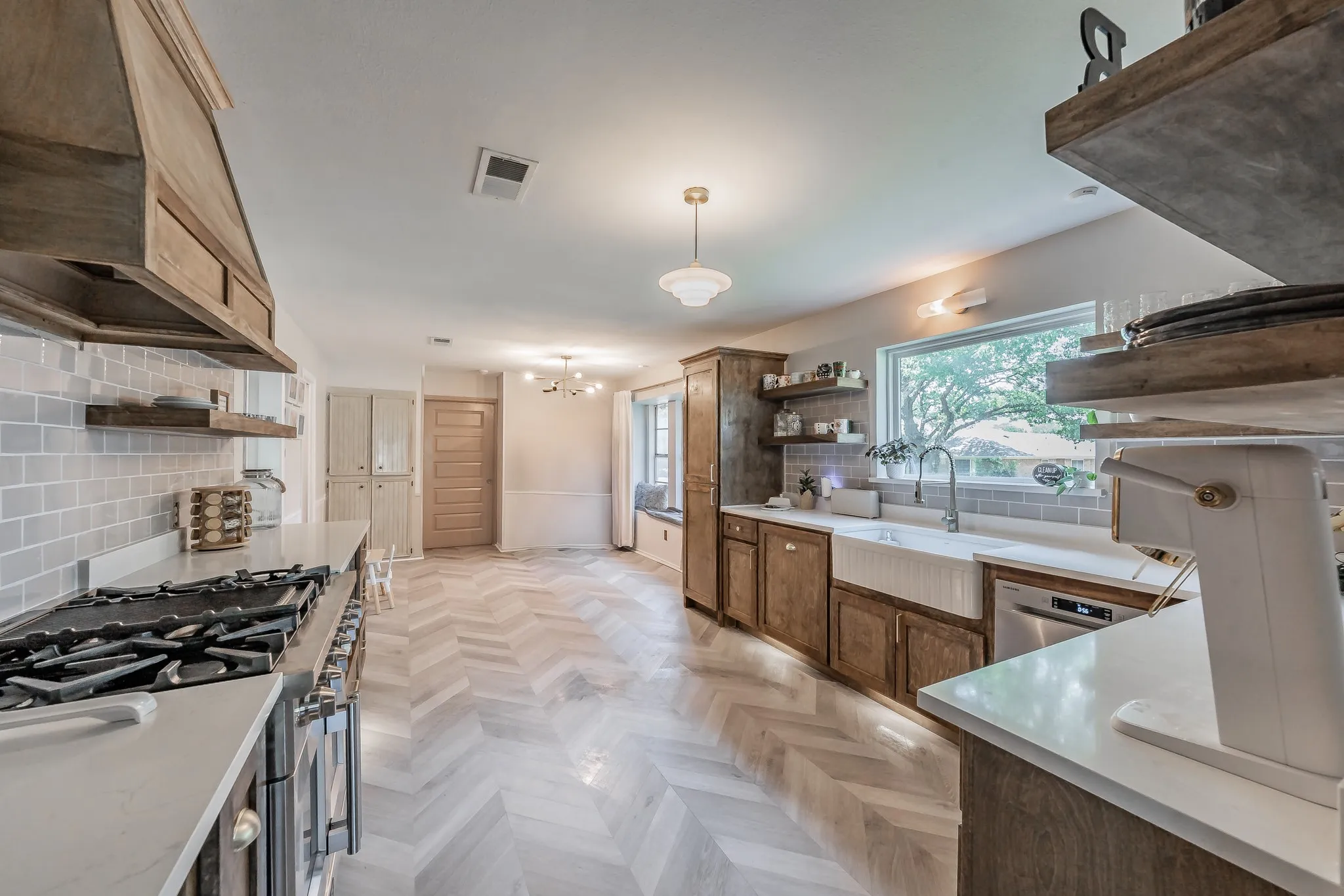 Single Family Residence For Sale in Tarrant County , 2211 Midhurst Drive, Arlington, Texas 76013, 4 Bedroom, 3 Bathroom, 1 Garage spaces, 2,953 Sqft, built in 1973, mls#21397128, Real Estate Agent in Arlington, Homes For Sale in Tarrant county, Homes For Sale in Arlington, Realtor in Arlington Texas, Real Estate Brokerage Independent Realty Texas, Luminita Cordes Realtor