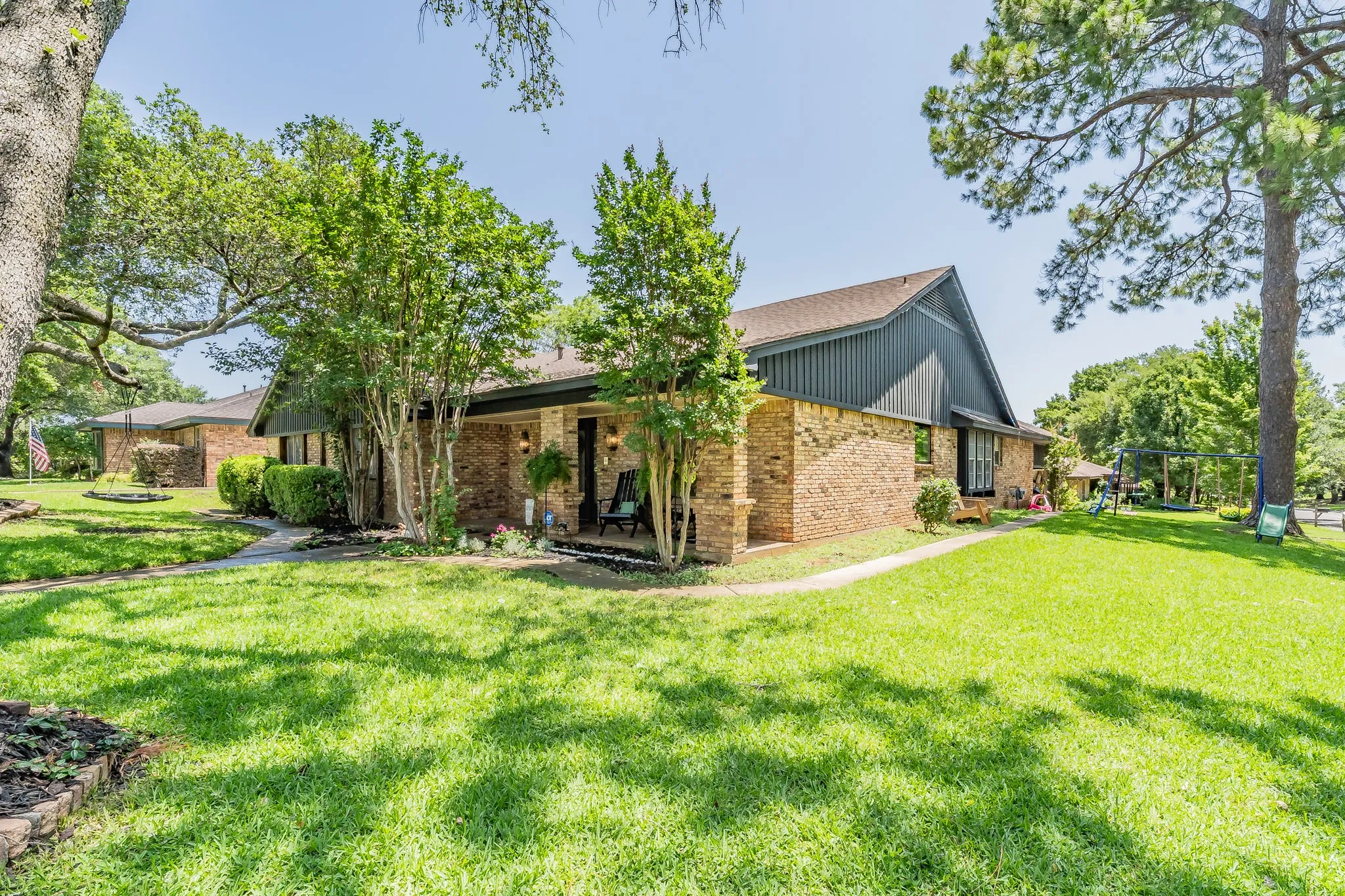 Single Family Residence For Sale in Tarrant County , 2211 Midhurst Drive, Arlington, Texas 76013, 4 Bedroom, 3 Bathroom, 1 Garage spaces, 2,953 Sqft, built in 1973, mls#21397128, Real Estate Agent in Arlington, Homes For Sale in Tarrant county, Homes For Sale in Arlington, Realtor in Arlington Texas, Real Estate Brokerage Independent Realty Texas, Luminita Cordes Realtor