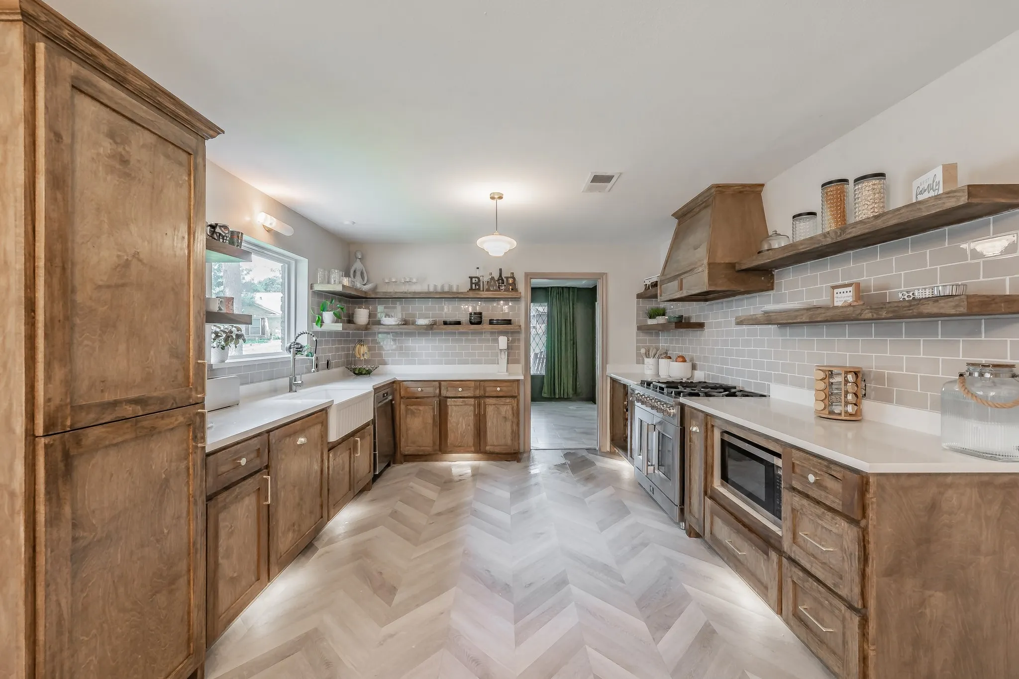 Single Family Residence For Sale in Tarrant County , 2211 Midhurst Drive, Arlington, Texas 76013, 4 Bedroom, 3 Bathroom, 1 Garage spaces, 2,953 Sqft, built in 1973, mls#21397128, Real Estate Agent in Arlington, Homes For Sale in Tarrant county, Homes For Sale in Arlington, Realtor in Arlington Texas, Real Estate Brokerage Independent Realty Texas, Luminita Cordes Realtor