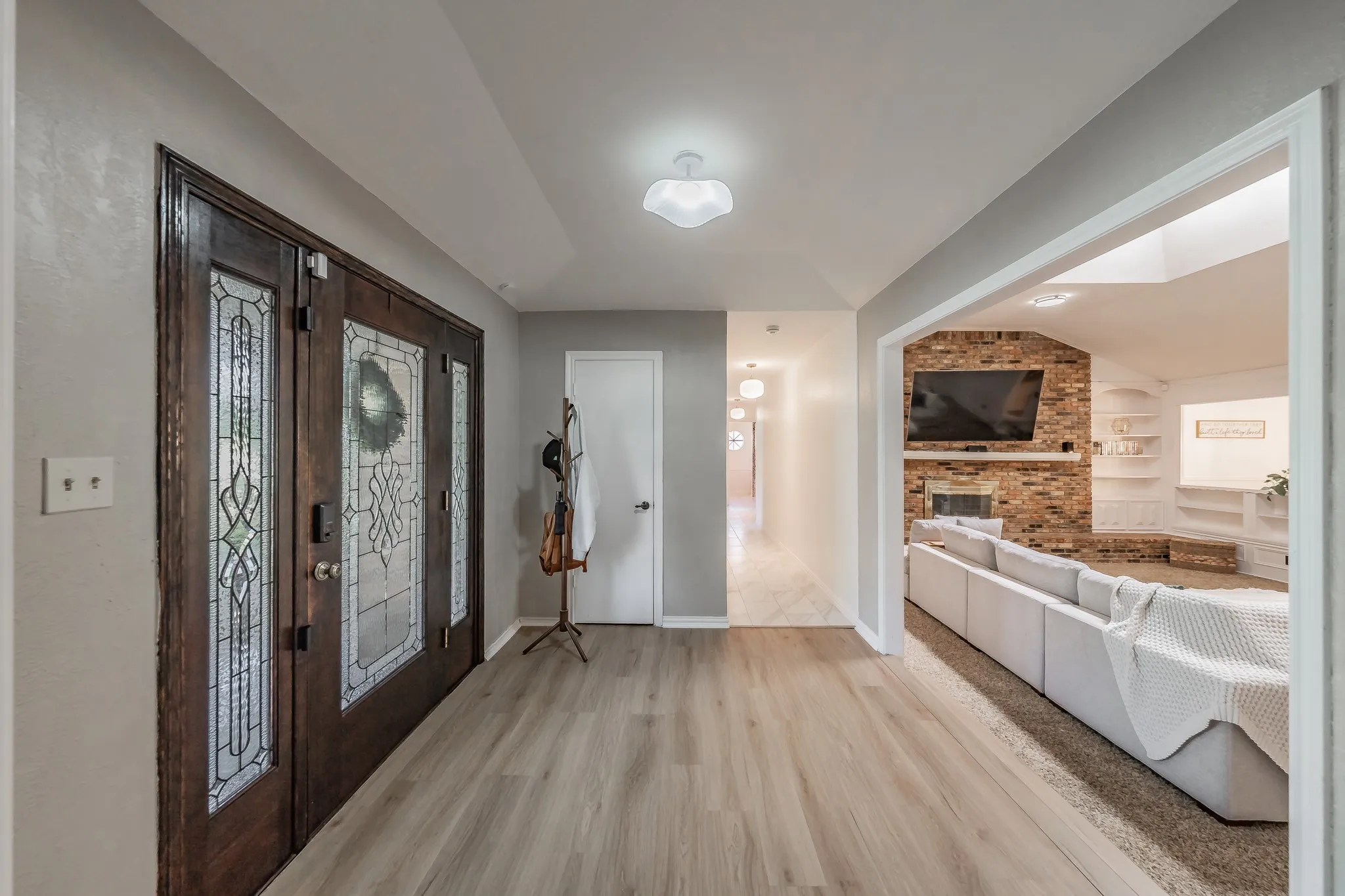 Single Family Residence For Sale in Tarrant County , 2211 Midhurst Drive, Arlington, Texas 76013, 4 Bedroom, 3 Bathroom, 1 Garage spaces, 2,953 Sqft, built in 1973, mls#21397128, Real Estate Agent in Arlington, Homes For Sale in Tarrant county, Homes For Sale in Arlington, Realtor in Arlington Texas, Real Estate Brokerage Independent Realty Texas, Luminita Cordes Realtor