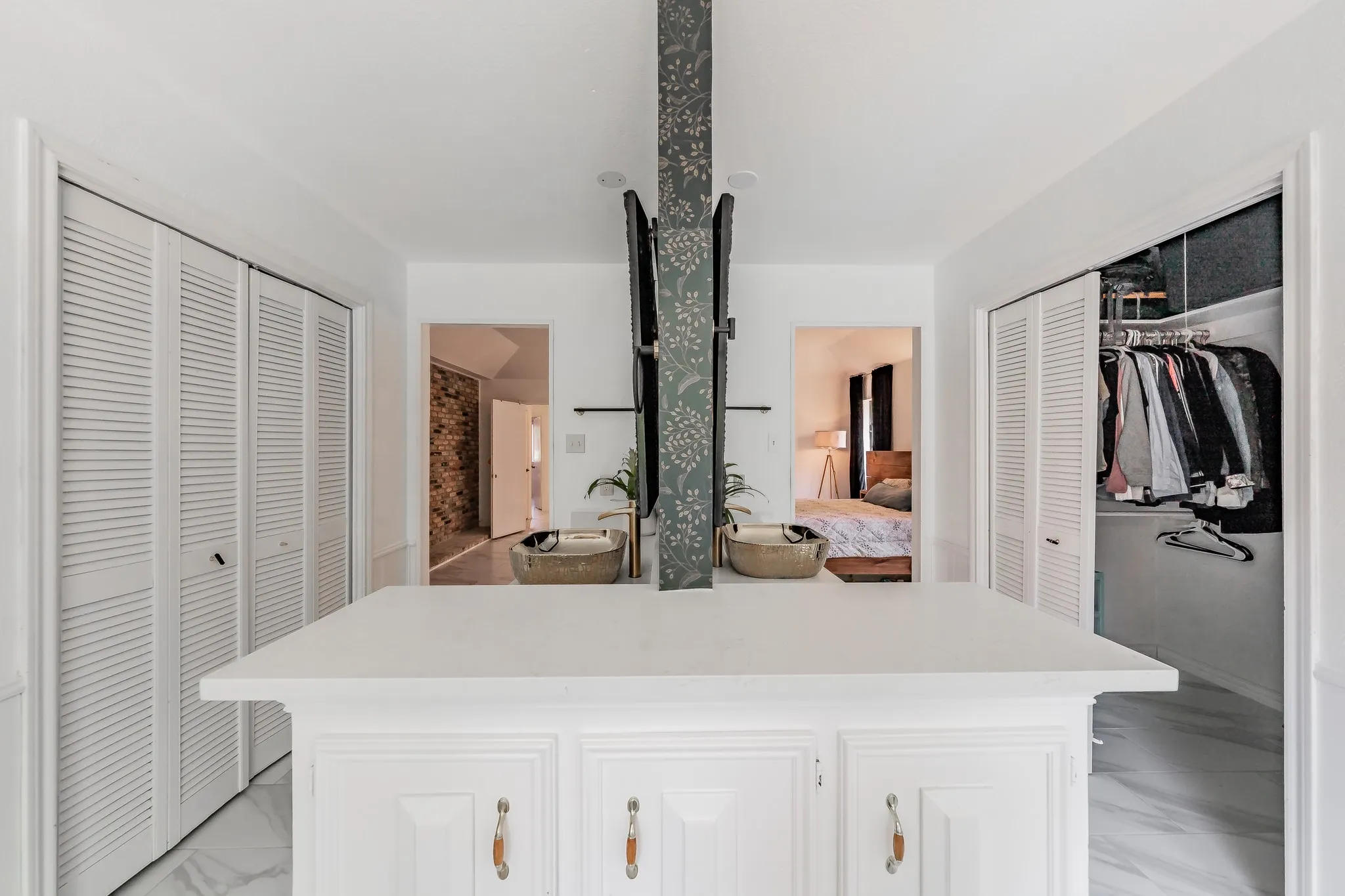 Single Family Residence For Sale in Tarrant County , 2211 Midhurst Drive, Arlington, Texas 76013, 4 Bedroom, 3 Bathroom, 1 Garage spaces, 2,953 Sqft, built in 1973, mls#21397128, Real Estate Agent in Arlington, Homes For Sale in Tarrant county, Homes For Sale in Arlington, Realtor in Arlington Texas, Real Estate Brokerage Independent Realty Texas, Luminita Cordes Realtor