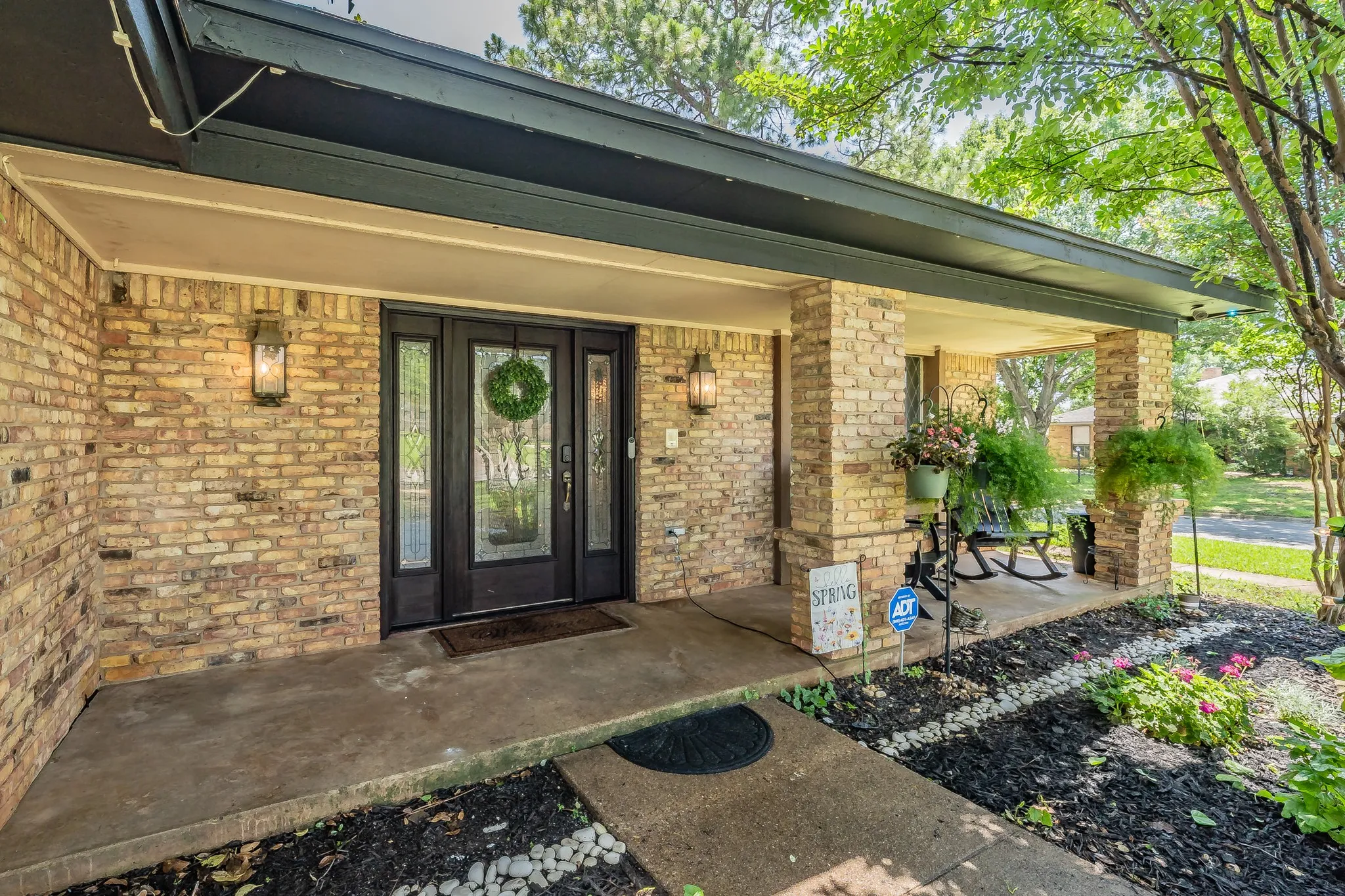 Single Family Residence For Sale in Tarrant County , 2211 Midhurst Drive, Arlington, Texas 76013, 4 Bedroom, 3 Bathroom, 1 Garage spaces, 2,953 Sqft, built in 1973, mls#21397128, Real Estate Agent in Arlington, Homes For Sale in Tarrant county, Homes For Sale in Arlington, Realtor in Arlington Texas, Real Estate Brokerage Independent Realty Texas, Luminita Cordes Realtor