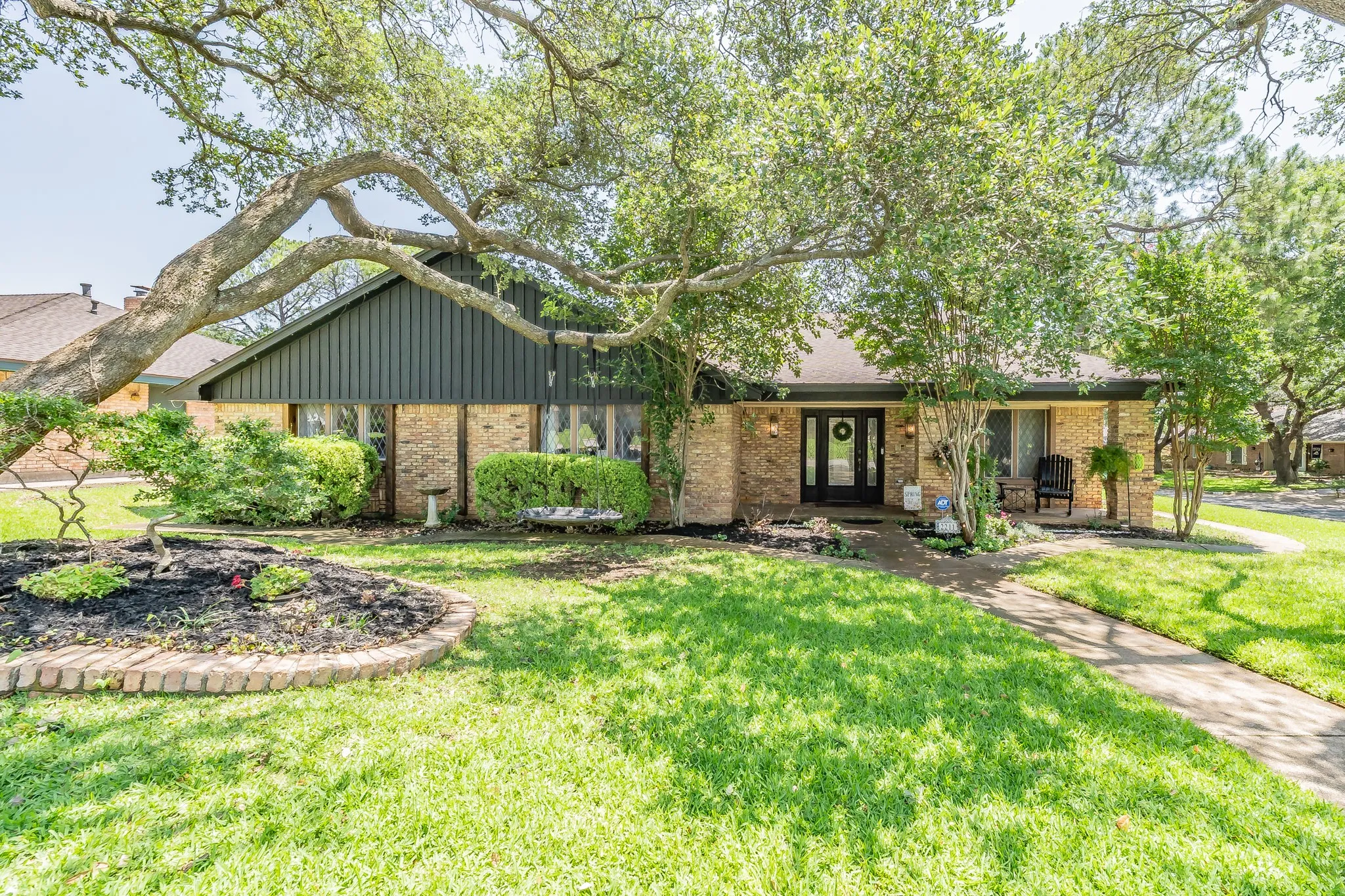 Single Family Residence For Sale in Tarrant County , 2211 Midhurst Drive, Arlington, Texas 76013, 4 Bedroom, 3 Bathroom, 1 Garage spaces, 2,953 Sqft, built in 1973, mls#21397128, Real Estate Agent in Arlington, Homes For Sale in Tarrant county, Homes For Sale in Arlington, Realtor in Arlington Texas, Real Estate Brokerage Independent Realty Texas, Luminita Cordes Realtor
