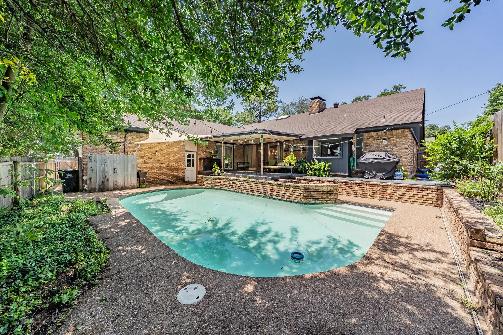 Single Family Residence For Sale in Tarrant County , 2211 Midhurst Drive, Arlington, Texas 76013, 4 Bedroom, 3 Bathroom, 1 Garage spaces, 2,953 Sqft, built in 1973, mls#21397128, Real Estate Agent in Arlington, Homes For Sale in Tarrant county, Homes For Sale in Arlington, Realtor in Arlington Texas, Real Estate Brokerage Independent Realty Texas, Luminita Cordes Realtor