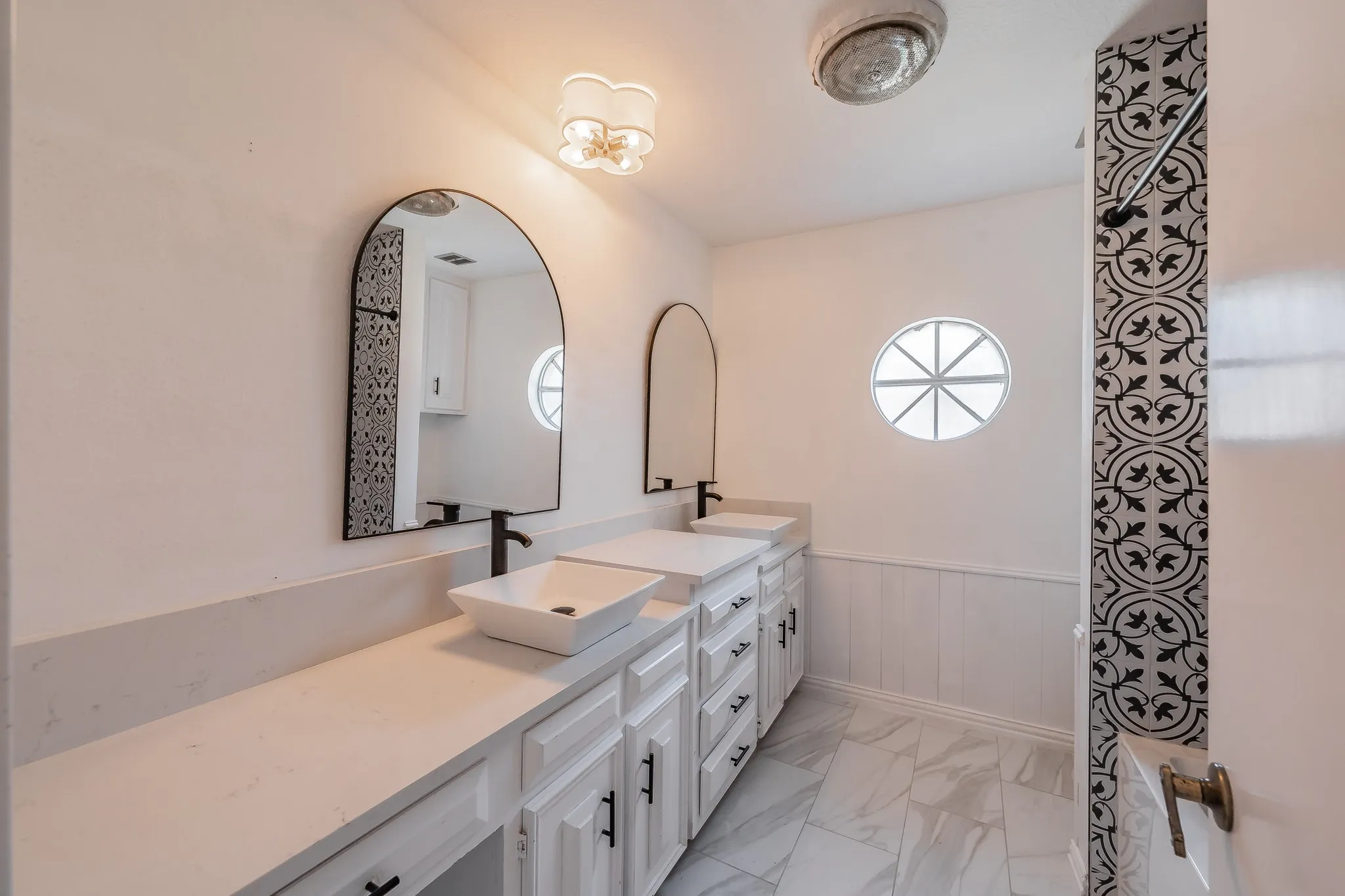 Single Family Residence For Sale in Tarrant County , 2211 Midhurst Drive, Arlington, Texas 76013, 4 Bedroom, 3 Bathroom, 1 Garage spaces, 2,953 Sqft, built in 1973, mls#21397128, Real Estate Agent in Arlington, Homes For Sale in Tarrant county, Homes For Sale in Arlington, Realtor in Arlington Texas, Real Estate Brokerage Independent Realty Texas, Luminita Cordes Realtor