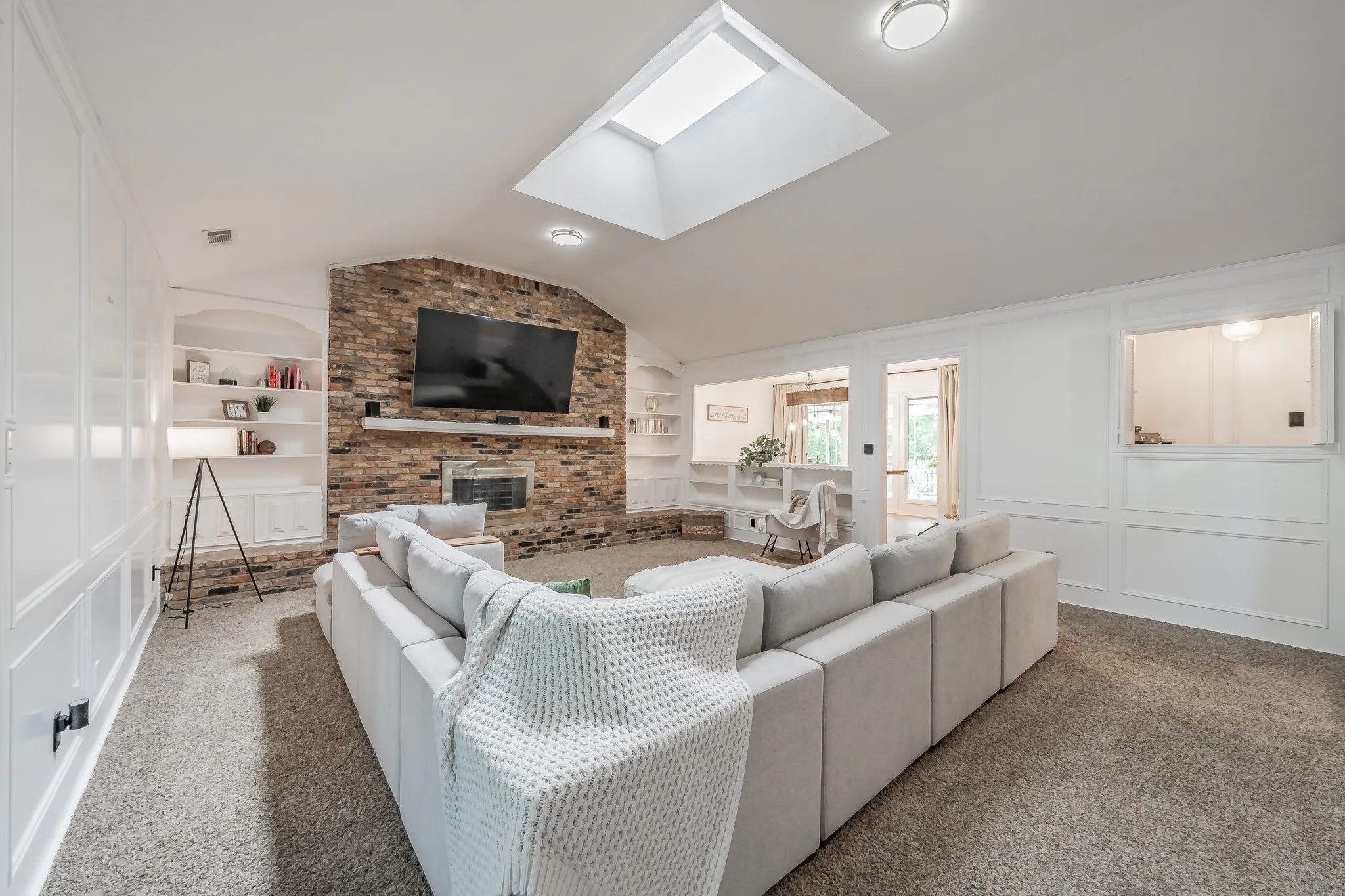 Single Family Residence For Sale in Tarrant County , 2211 Midhurst Drive, Arlington, Texas 76013, 4 Bedroom, 3 Bathroom, 1 Garage spaces, 2,953 Sqft, built in 1973, mls#21397128, Real Estate Agent in Arlington, Homes For Sale in Tarrant county, Homes For Sale in Arlington, Realtor in Arlington Texas, Real Estate Brokerage Independent Realty Texas, Luminita Cordes Realtor