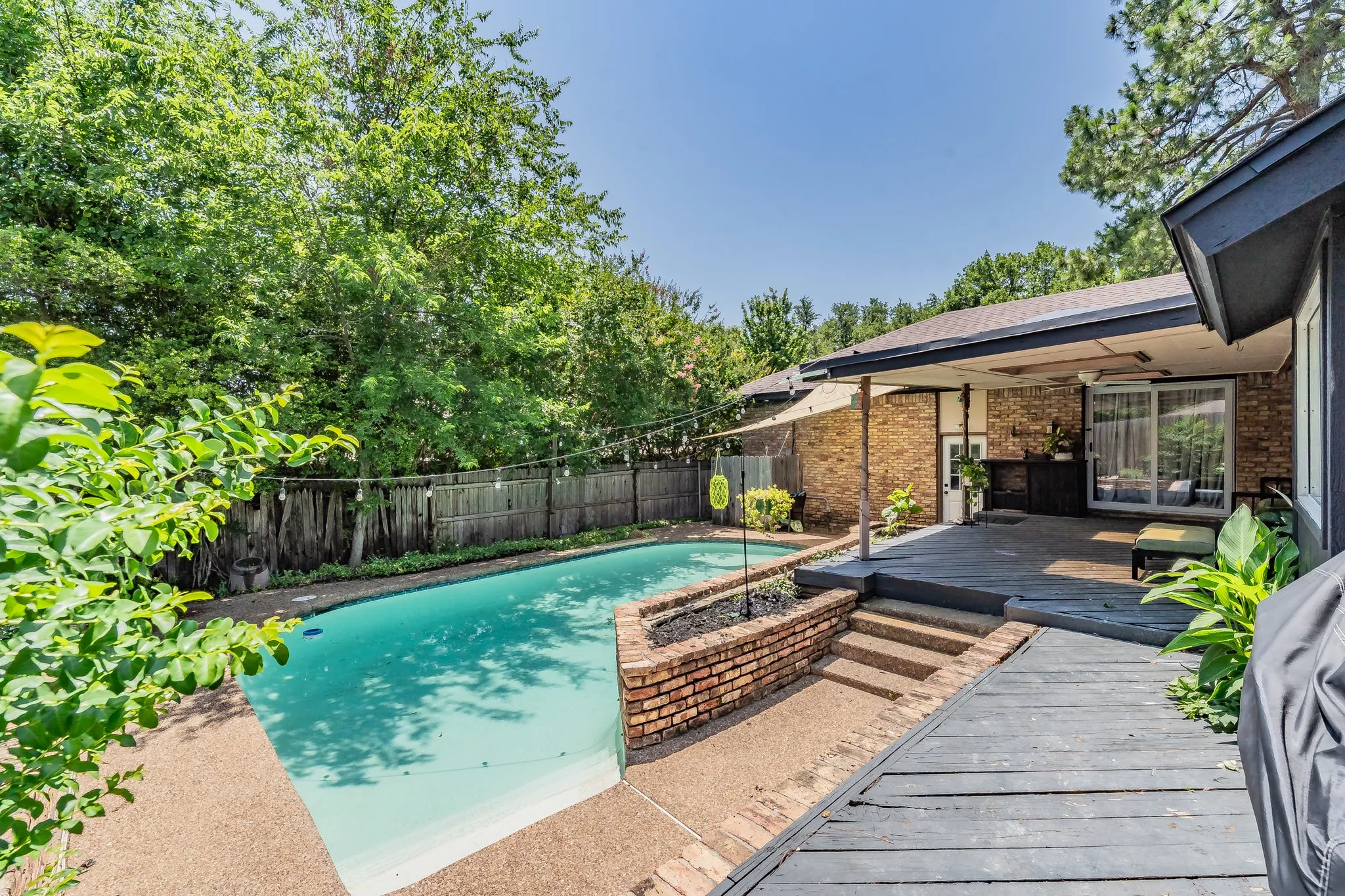 Single Family Residence For Sale in Tarrant County , 2211 Midhurst Drive, Arlington, Texas 76013, 4 Bedroom, 3 Bathroom, 1 Garage spaces, 2,953 Sqft, built in 1973, mls#21397128, Real Estate Agent in Arlington, Homes For Sale in Tarrant county, Homes For Sale in Arlington, Realtor in Arlington Texas, Real Estate Brokerage Independent Realty Texas, Luminita Cordes Realtor