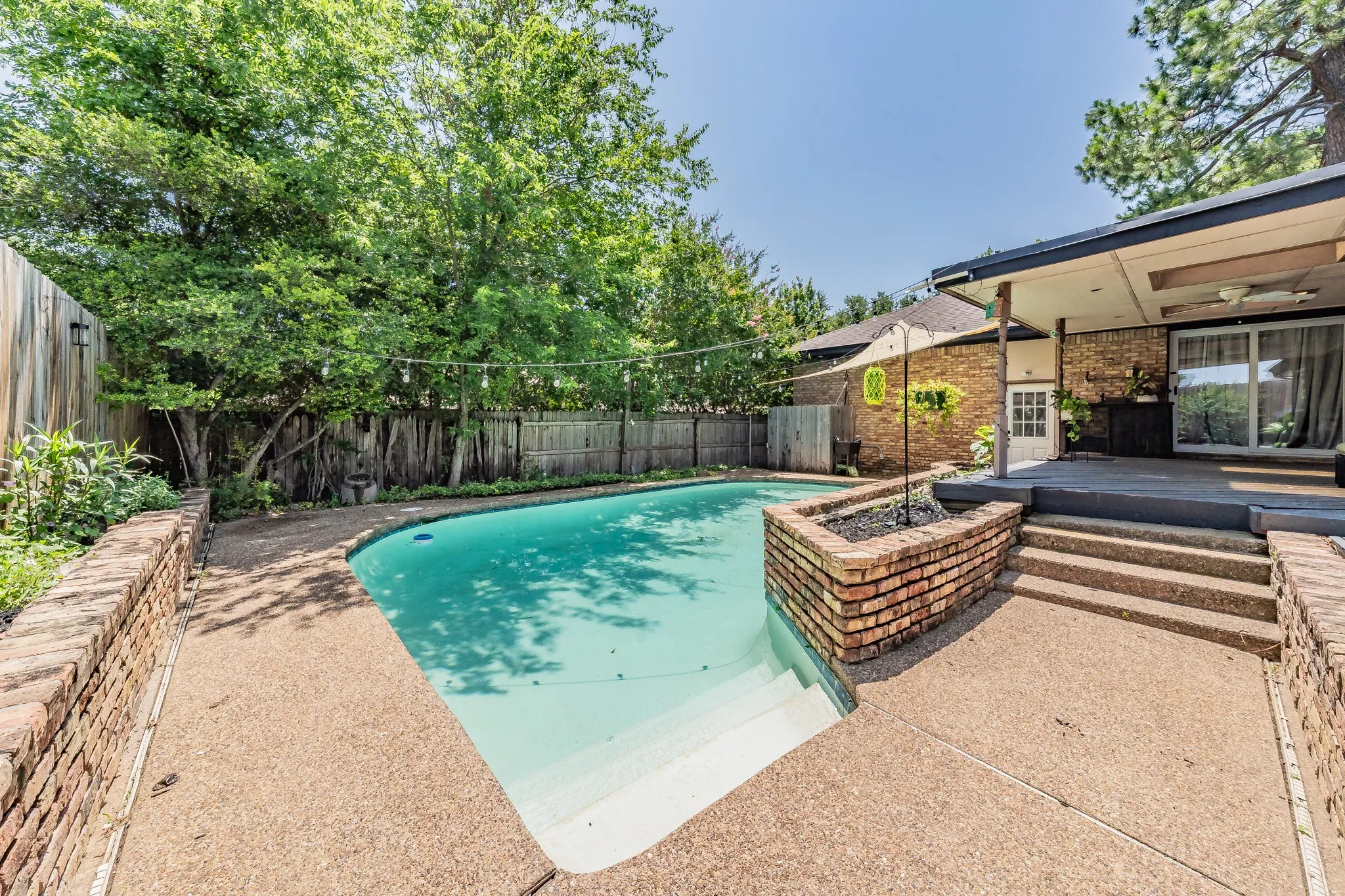Single Family Residence For Sale in Tarrant County , 2211 Midhurst Drive, Arlington, Texas 76013, 4 Bedroom, 3 Bathroom, 1 Garage spaces, 2,953 Sqft, built in 1973, mls#21397128, Real Estate Agent in Arlington, Homes For Sale in Tarrant county, Homes For Sale in Arlington, Realtor in Arlington Texas, Real Estate Brokerage Independent Realty Texas, Luminita Cordes Realtor