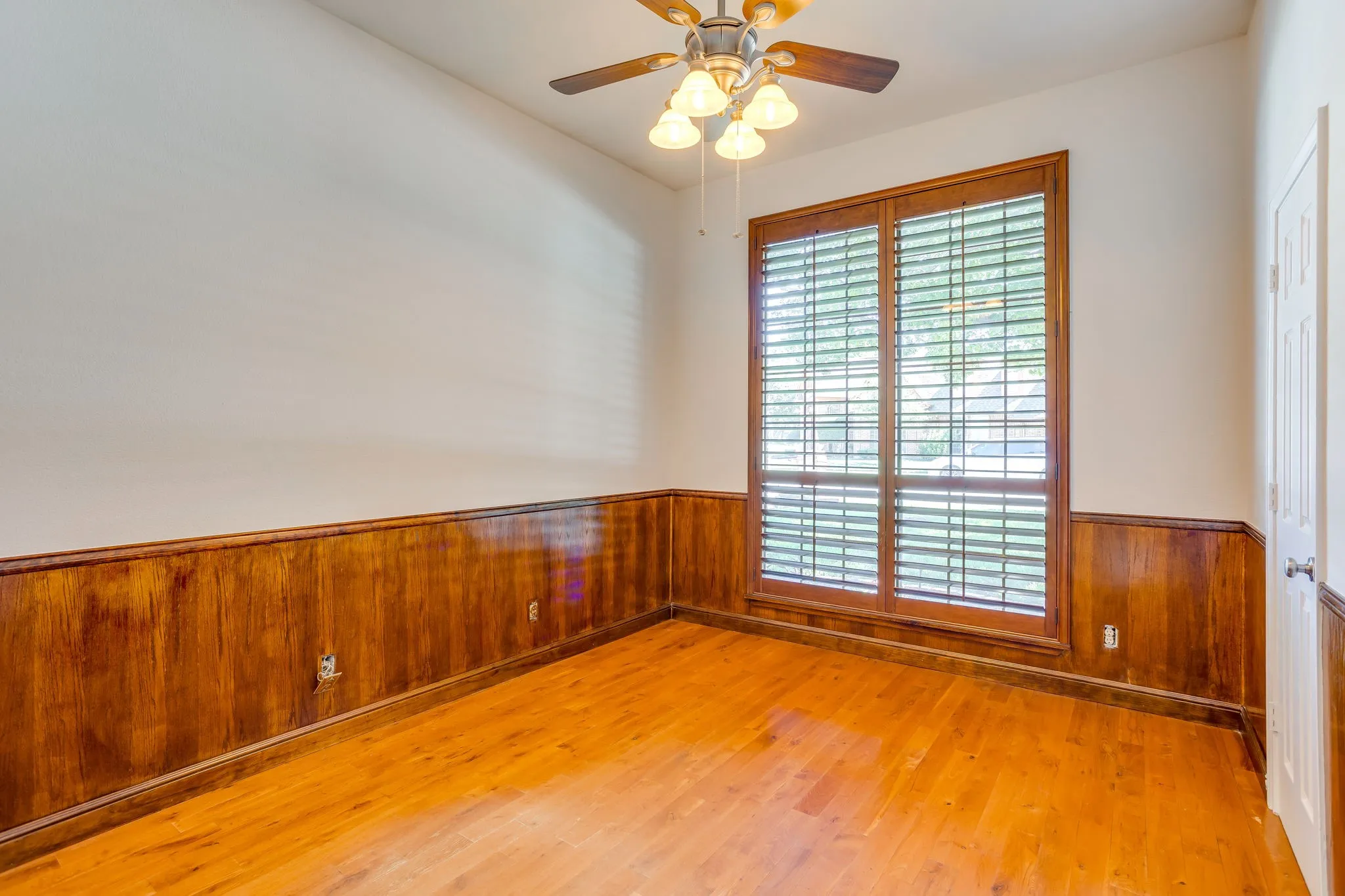 Single Family Residence For Rent in Tarrant County , 990 Oak Ridge Drive, Keller, Texas 76248, 4 Bedroom, 2 Bathroom, 2 Garage spaces, 2,300 Sqft, built in 1986, mls#21397129, Real Estate Agent in Keller, Homes For Rent in Tarrant county, Homes For Rent in Keller, Realtor in Keller Texas, Real Estate Brokerage Independent Realty Texas, Luminita Cordes Realtor