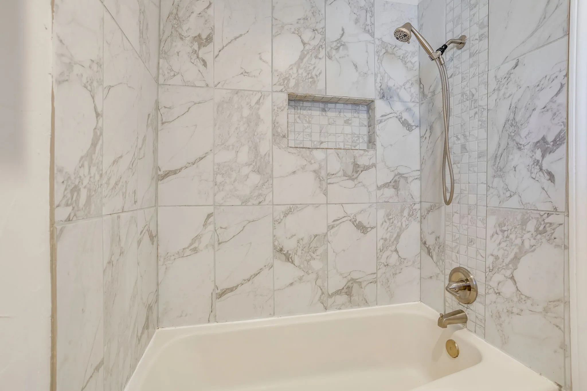 Single Family Residence For Rent in Tarrant County , 990 Oak Ridge Drive, Keller, Texas 76248, 4 Bedroom, 2 Bathroom, 2 Garage spaces, 2,300 Sqft, built in 1986, mls#21397129, Real Estate Agent in Keller, Homes For Rent in Tarrant county, Homes For Rent in Keller, Realtor in Keller Texas, Real Estate Brokerage Independent Realty Texas, Luminita Cordes Realtor