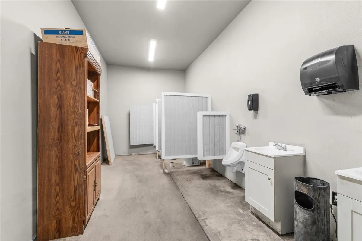 Industrial For Sale in Hood County , 3206 W US Highway 377, Granbury, Texas 76048, 0, 0, Garage spaces, 11,212 Sqft, built in 1998, mls#21397133, Real Estate Agent in Granbury, Homes For Sale in Hood county, Homes For Sale in Granbury, Realtor in Granbury Texas, Real Estate Brokerage Independent Realty Texas, Luminita Cordes Realtor
