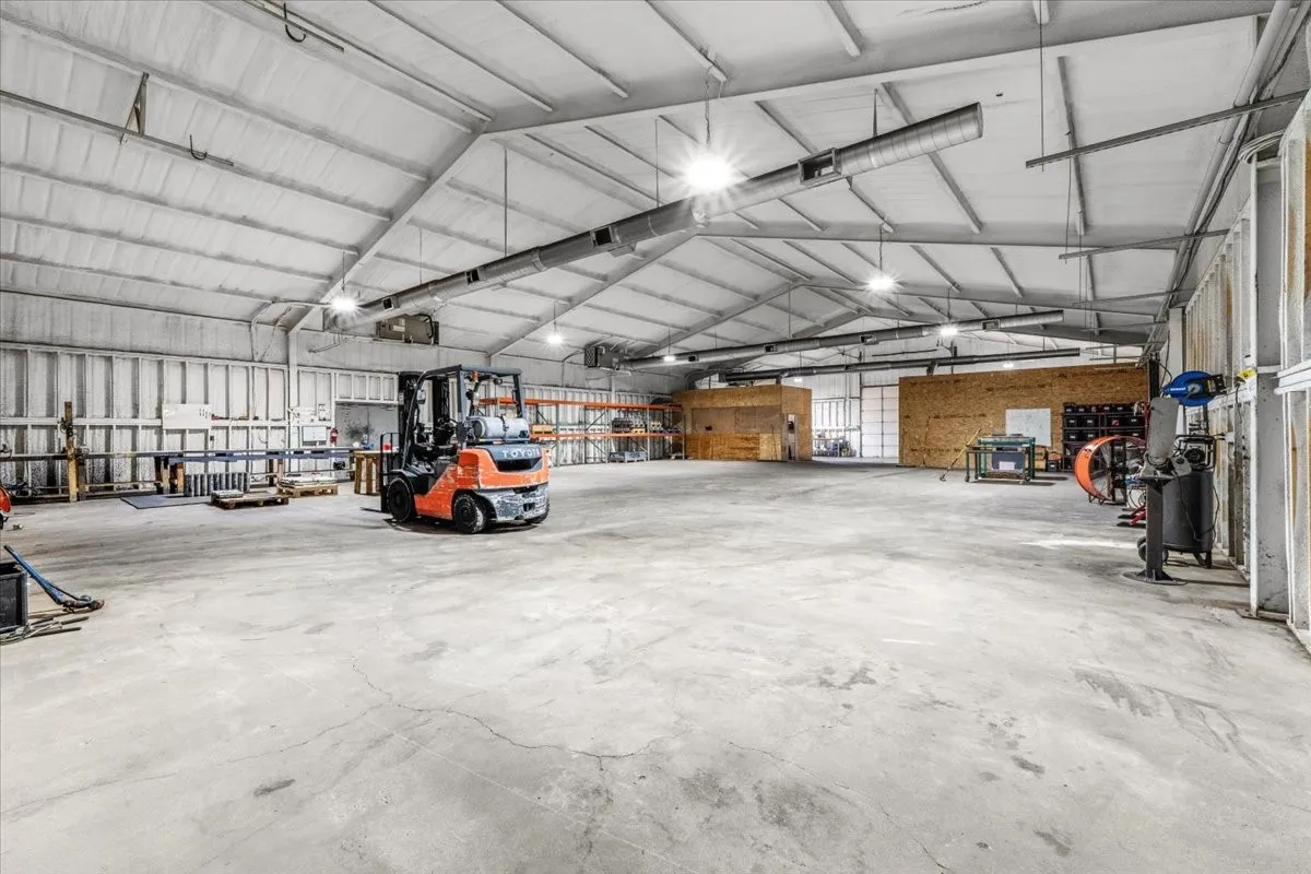 Industrial For Sale in Hood County , 3206 W US Highway 377, Granbury, Texas 76048, 0, 0, Garage spaces, 11,212 Sqft, built in 1998, mls#21397133, Real Estate Agent in Granbury, Homes For Sale in Hood county, Homes For Sale in Granbury, Realtor in Granbury Texas, Real Estate Brokerage Independent Realty Texas, Luminita Cordes Realtor
