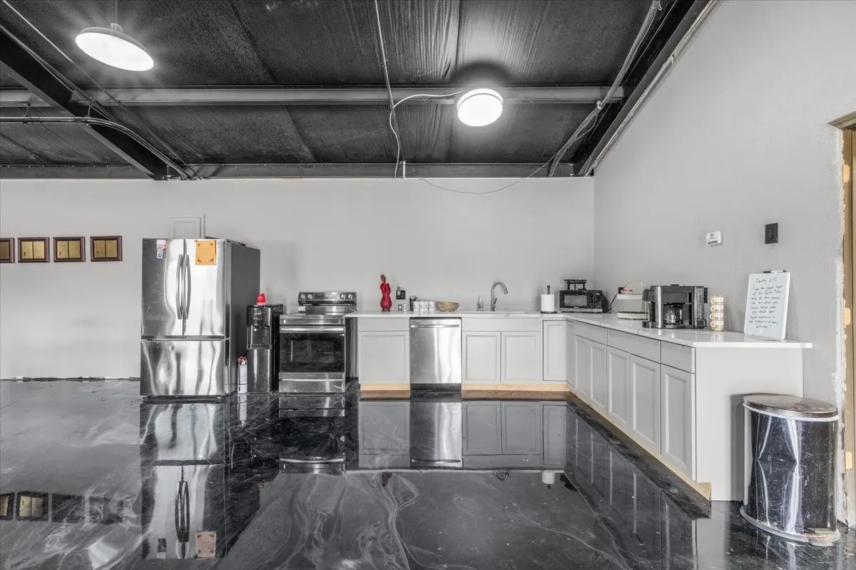 Industrial For Sale in Hood County , 3206 W US Highway 377, Granbury, Texas 76048, 0, 0, Garage spaces, 11,212 Sqft, built in 1998, mls#21397133, Real Estate Agent in Granbury, Homes For Sale in Hood county, Homes For Sale in Granbury, Realtor in Granbury Texas, Real Estate Brokerage Independent Realty Texas, Luminita Cordes Realtor