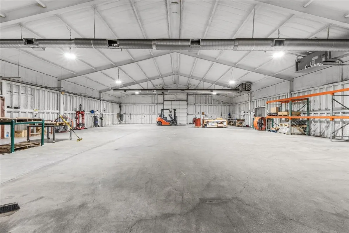 Industrial For Sale in Hood County , 3206 W US Highway 377, Granbury, Texas 76048, 0, 0, Garage spaces, 11,212 Sqft, built in 1998, mls#21397133, Real Estate Agent in Granbury, Homes For Sale in Hood county, Homes For Sale in Granbury, Realtor in Granbury Texas, Real Estate Brokerage Independent Realty Texas, Luminita Cordes Realtor