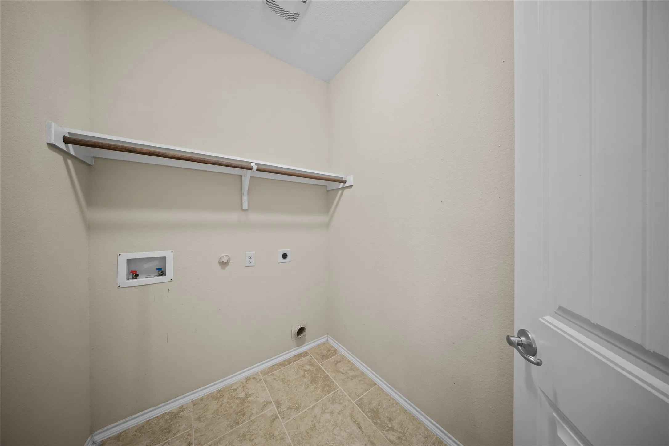 Single Family Residence For Sale in Denton County , 2417 Michelle Creek Drive, Little Elm, Texas 75068, 3 Bedroom, 3 Bathroom, 2 Garage spaces, 2,258 Sqft, built in 2014, mls#21397104, Real Estate Agent in Little Elm, Homes For Sale in Denton county, Homes For Sale in Little Elm, Realtor in Little Elm Texas, Real Estate Brokerage Independent Realty Texas, Luminita Cordes Realtor