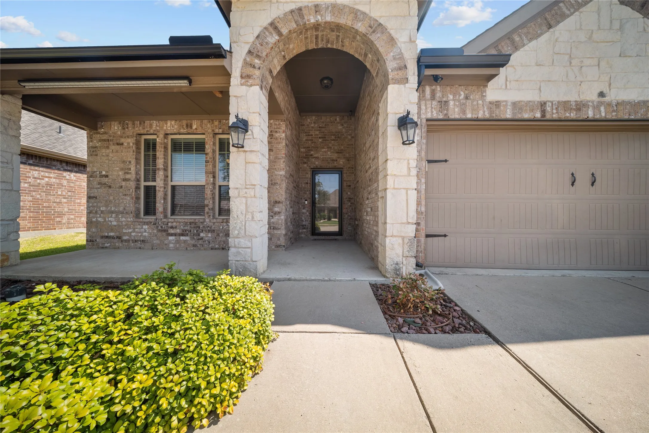 Single Family Residence For Sale in Denton County , 2417 Michelle Creek Drive, Little Elm, Texas 75068, 3 Bedroom, 3 Bathroom, 2 Garage spaces, 2,258 Sqft, built in 2014, mls#21397104, Real Estate Agent in Little Elm, Homes For Sale in Denton county, Homes For Sale in Little Elm, Realtor in Little Elm Texas, Real Estate Brokerage Independent Realty Texas, Luminita Cordes Realtor