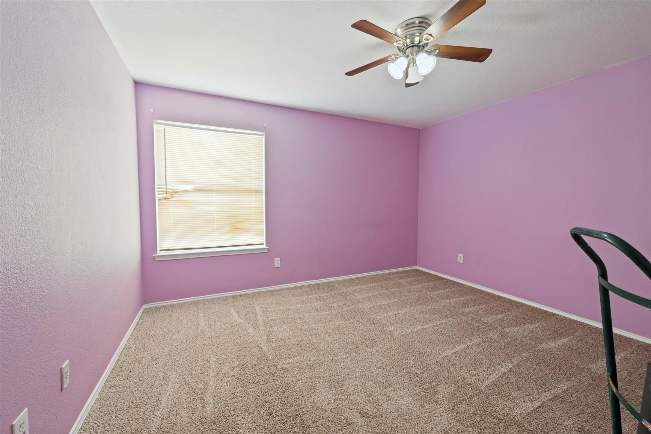 Single Family Residence For Sale in Tarrant County , 814 White Dove Drive, Arlington, Texas 76017, 5 Bedroom, 3 Bathroom, 2 Garage spaces, 3,324 Sqft, built in 2002, mls#21396541, Real Estate Agent in Arlington, Homes For Sale in Tarrant county, Homes For Sale in Arlington, Realtor in Arlington Texas, Real Estate Brokerage Independent Realty Texas, Luminita Cordes Realtor